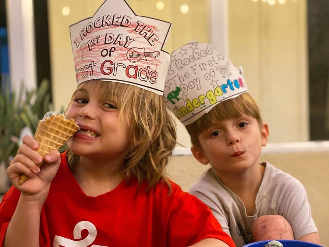 カイル・ニューマンさんのインスタグラム写真 - (カイル・ニューマンInstagram)「Day one of school was a success! Picked up right where we left off with home schooling. #firstgrade #kindergarten #family #dadlife」9月2日 11時45分 - kyle_newman