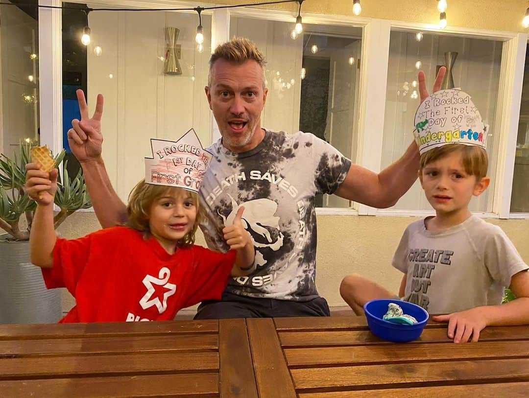 カイル・ニューマンさんのインスタグラム写真 - (カイル・ニューマンInstagram)「Day one of school was a success! Picked up right where we left off with home schooling. #firstgrade #kindergarten #family #dadlife」9月2日 11時45分 - kyle_newman