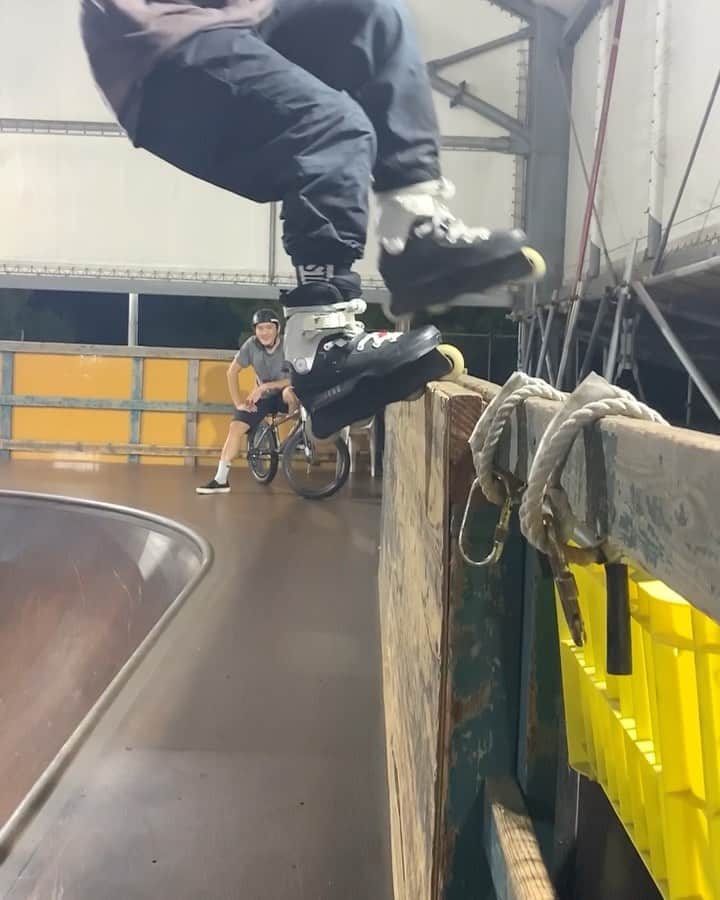 安床武士のインスタグラム：「Control☝️ 🎥 @thirikoa . 足だけじゃなくて爪先、カカトなど部分的に乗せられるようになると更にスケートの奥深さに楽しくなる。 @usdskates  @goodskates_inc  @canamonroad_japan  @lzbn_official  @papasu1048  #usdskates #usdaeon #goodskates #gskatepark #rollerblading #inlineskate #aggressiveinline #インラインスケート #ローラーブレード #takeshiyasutoko #安床武士」