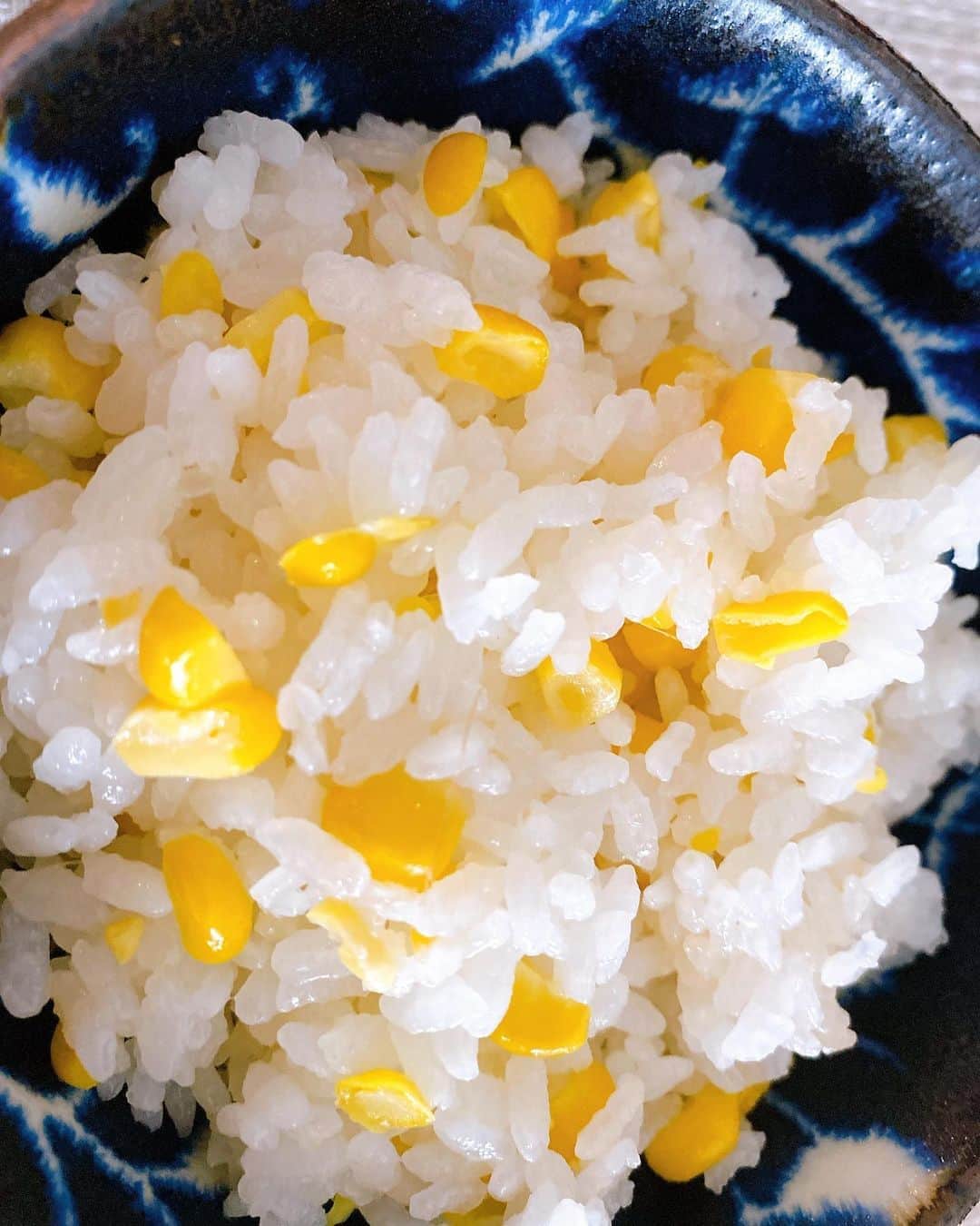 林田岬優さんのインスタグラム写真 - (林田岬優Instagram)「夏が終わる前に絶対食べたいなぁと思っていたとうもろこしの炊き込みご飯🌽土鍋で作りました。実を包丁でそぐことで甘みと旨味が引き出されるみたいなのでやってみました。美味しかったです。☺️☺️☺️」9月2日 11時48分 - miyu_hayashida