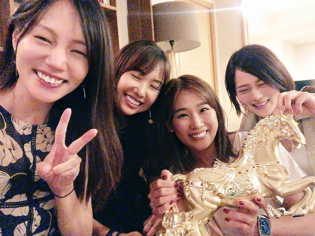 のインスタグラム：「*･゜ﾟ･*:.｡..｡ .｡.:*･゜ﾟ･* 先週みんなでカープ観た日📺 あの上本選手が泣いたサヨナラ勝ちの試合✌️🎏✨ 試合面白かったしゴールデンホースなほこも面白すぎて写真どれも笑いすぎてる🤣」