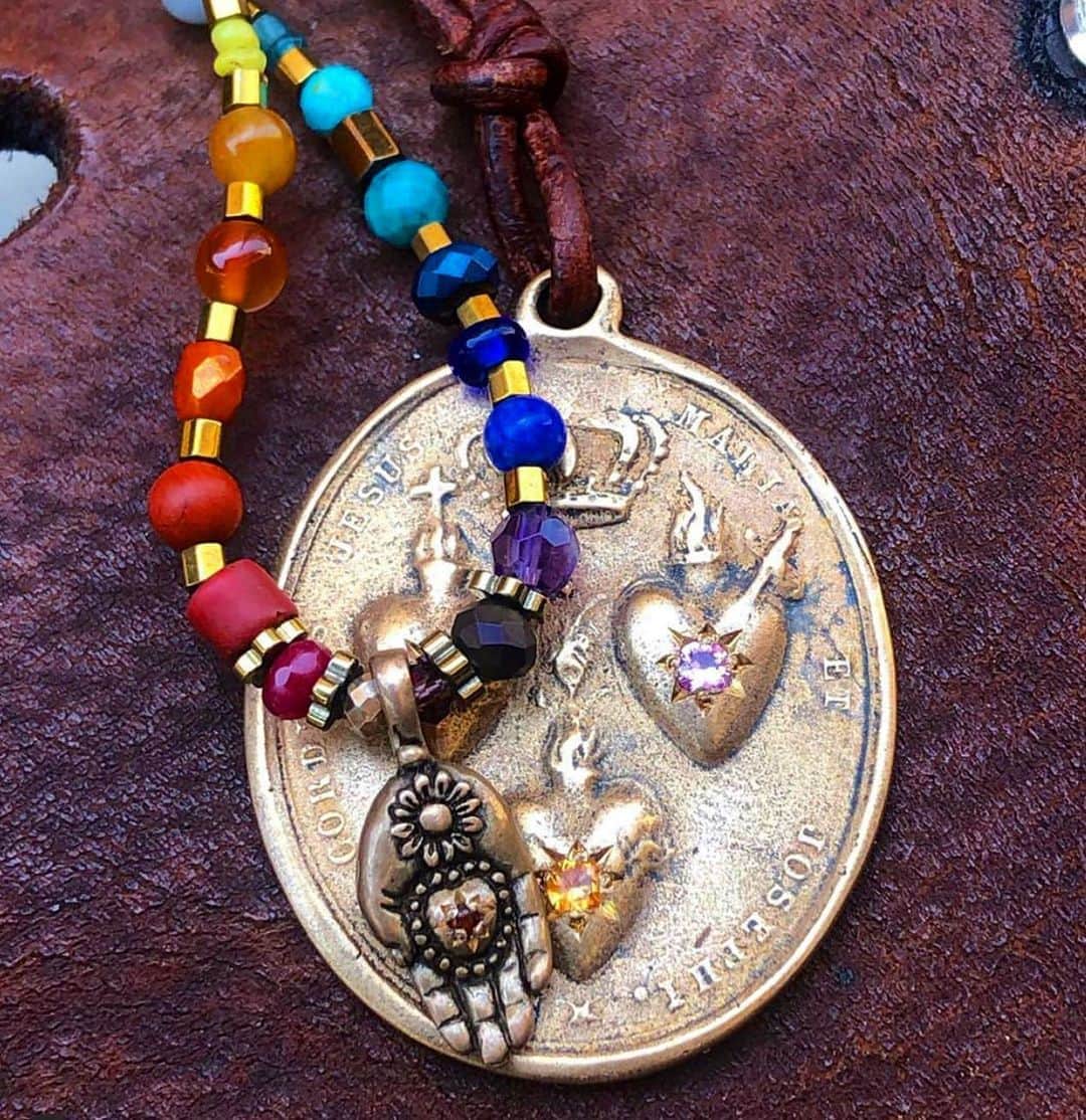 のインスタグラム：「The mini Mana Hand and a Wild 1 pendant captured by the amazing Alex @createur5 💓. Always great images, thank you my friend #jewelryasmedecinecm #madewithlove #jewelry #amulet #protection #luckycharms #mana #heart #precious #rainbow #necklace #mensjewelry」