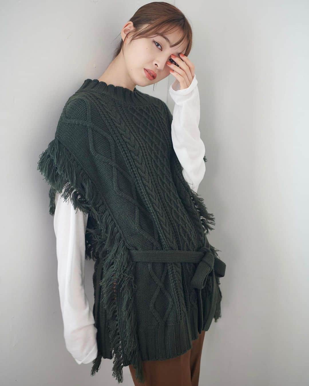 のインスタグラム：「＼FRINGE CABLE PONCHO／﻿ 新作秋アイテムが見逃せない！﻿ 新たに予約スタートしたアイテム！﻿ ﻿ シンプルなスタイルに﻿ ざっくり羽織るだけで一気に旬顔に仕上がる、﻿ ポンチョ型のニット🧶💕﻿ ﻿ ストーリーズで商品情報をチェック🏷✔︎ ﻿ ﻿ ┈┈通販サイトはこちら┈┈﻿ ・Official online store calif﻿ ・ZOZOTOWN ﻿ 悩んだときはお気に入り登録！﻿ ┈┈┈┈┈┈┈┈┈┈┈┈┈﻿ ﻿ #milkfed #milkfedjp﻿ #ミルクフェド ﻿ #ガーリーストリート」