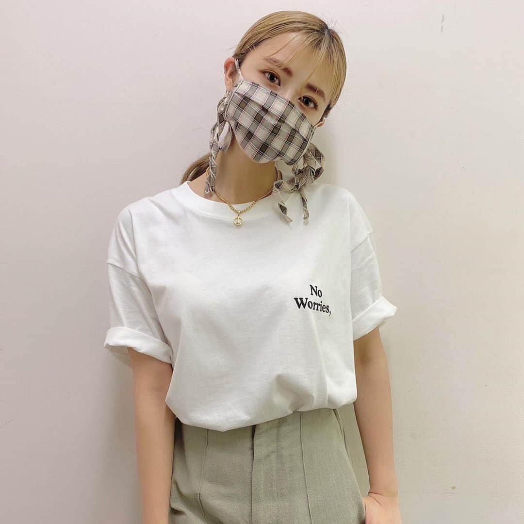 夏焼雅さんのインスタグラム写真 - (夏焼雅Instagram)「@saekoofficial sanのcharityTシャツ♡ @_thinktheday  white+beigeの2color選びました🌻 mask setとってもかわいい♡  マスクは洗って何度も使えるし、このマスクのかわいい使い方をインスタLIVEで紗栄子さんがやっているのを見ていたので、真似してみようと思います♡☺️ ポニーテールにしてリボン巻き付けるアレンジとか可愛かったなぁ〜♪  #紗栄子 さん #チャリティーtシャツ  #thinktheday  #charity  #mask  #🌎 #😷」9月2日 11時56分 - miyaaa0825