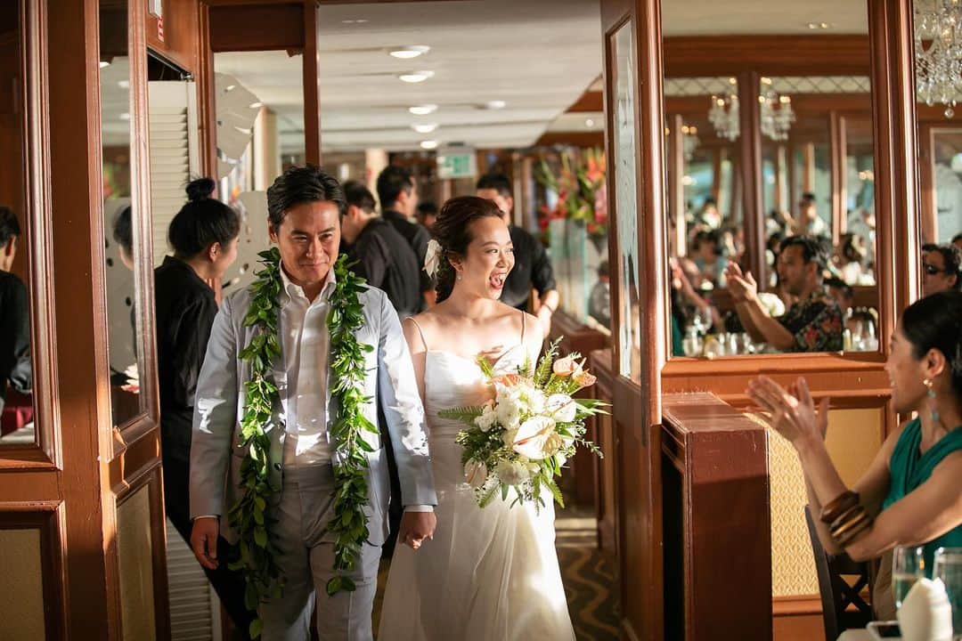RealWeddingsのインスタグラム：「大切なご家族とご友人に囲まれてすごす、幸せいっぱいの特別なハワイウェディング♡  ＊＊＊ ﻿ Planning:@realweddings_hawaii﻿ Photo:@jasondengphoto @visionarijapan  ﻿Hair&Make Up:@rie_utahm Flower:@flowersfortwo Venue:@michels_at_the_colony_surf  #ハワイ挙式#ハワイウェディング#ハワイ婚#リゾ婚#リゾ婚ハワイ#海外ウェディング#ハワイ結婚式#お洒落花嫁さんと繋がりたい#プレ花嫁#フォトウェディング#海外挙式#花嫁準備#日本中のプレ花嫁さんと繋がりたい#全国のプレ花嫁さんと繋がりたい#リゾートウェディング#2020冬婚#2021春婚#結婚式準備﻿ #hawaii#wedding#instawedding#instaphoto#hawaiiwedding#hawaiiweddingplanner#realweddings_hawaii」