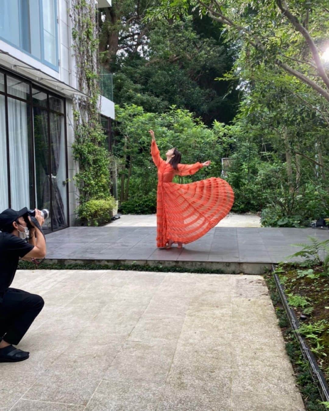 佐々木希さんのインスタグラム写真 - (佐々木希Instagram)「anan本日発売です。 この衣装で撮影している時、空気が澄んでいたというのと、裸足がとても気持ち良かったです。 梅雨で曇っていたのに 凄く素敵な感情に出逢えました🌱  #anan」9月2日 12時01分 - nozomisasaki_official
