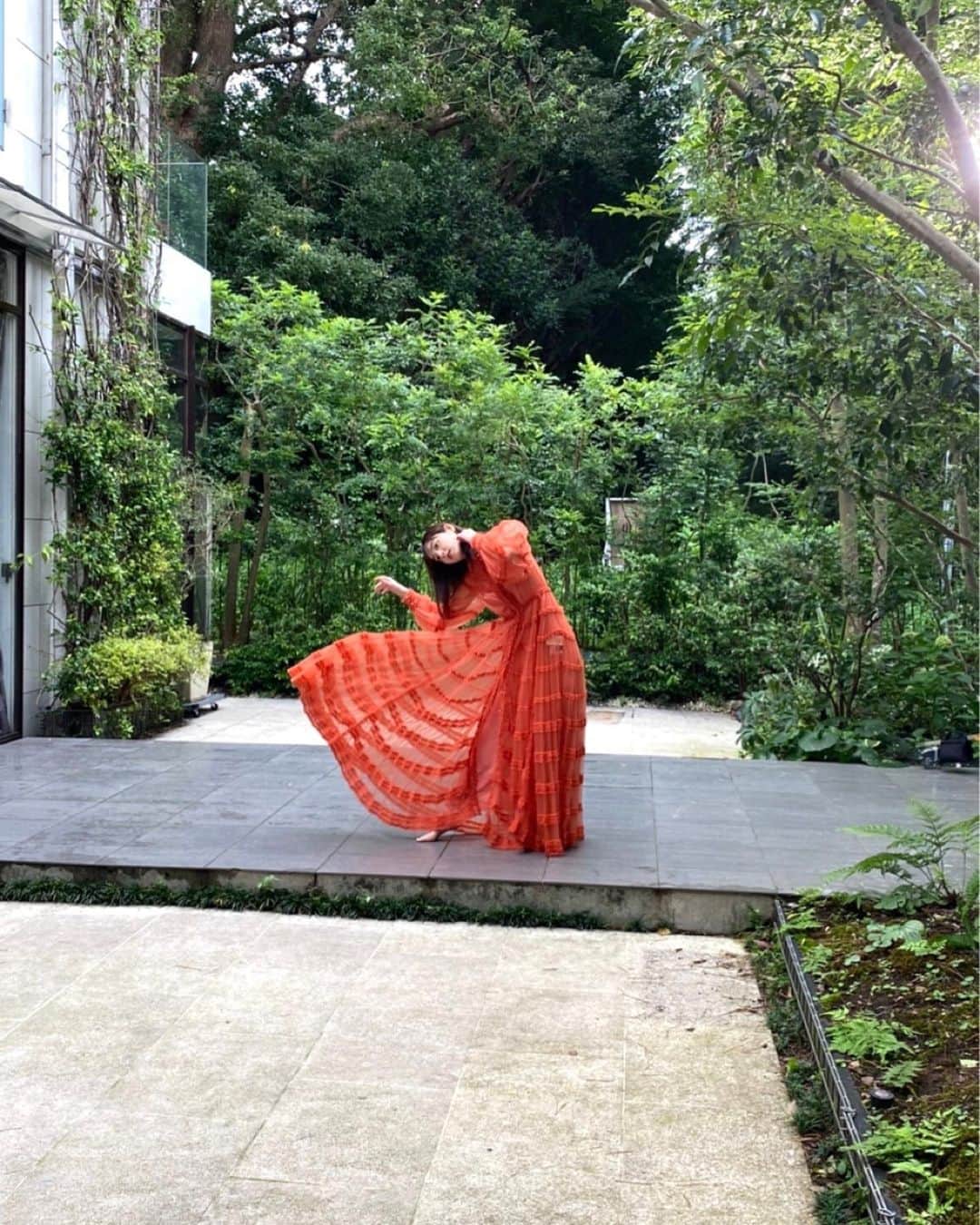 佐々木希さんのインスタグラム写真 - (佐々木希Instagram)「anan本日発売です。 この衣装で撮影している時、空気が澄んでいたというのと、裸足がとても気持ち良かったです。 梅雨で曇っていたのに 凄く素敵な感情に出逢えました🌱  #anan」9月2日 12時01分 - nozomisasaki_official