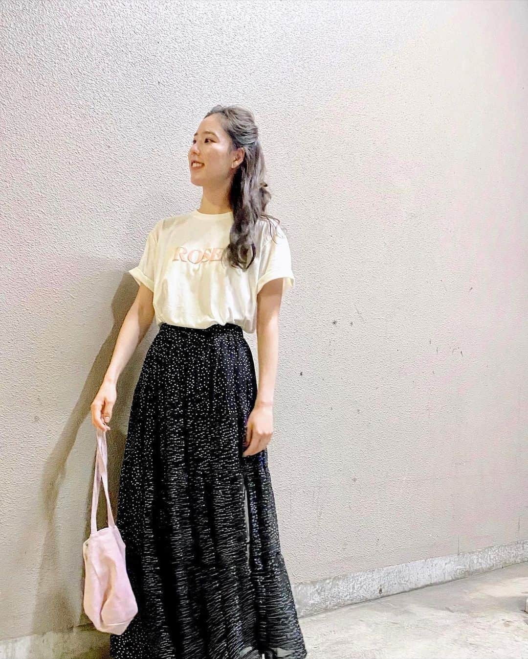 布川桃花さんのインスタグラム写真 - (布川桃花Instagram)「@maison.marble のRose Tee🍑﻿ ﻿ ロゴが浮き出ていて可愛い❤︎﻿ 生地が柔らかいから着心地めちゃめちゃ良い😚﻿ ﻿ わたしのはIVORYでPINK、MINTもあるよ🌱﻿ ﻿ #momoka_fashion﻿ #メゾンマーブル #大人可愛い #可愛いコーデ﻿ #tシャツコーデ #プチプラファッション﻿ #肌触り #pr #トリドリベース」9月2日 12時12分 - momoka_fukawa