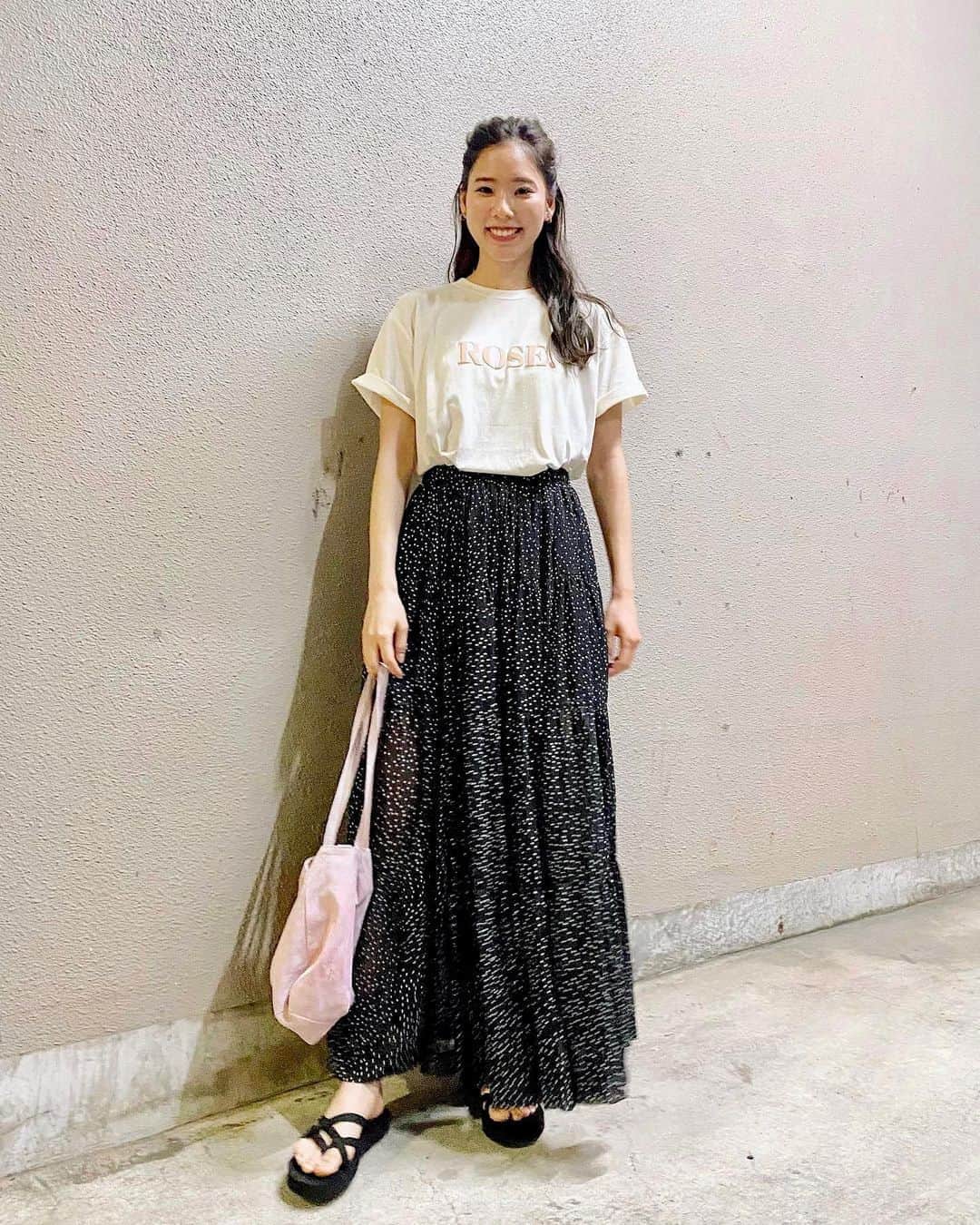 のインスタグラム：「@maison.marble のRose Tee🍑﻿ ﻿ ロゴが浮き出ていて可愛い❤︎﻿ 生地が柔らかいから着心地めちゃめちゃ良い😚﻿ ﻿ わたしのはIVORYでPINK、MINTもあるよ🌱﻿ ﻿ #momoka_fashion﻿ #メゾンマーブル #大人可愛い #可愛いコーデ﻿ #tシャツコーデ #プチプラファッション﻿ #肌触り #pr #トリドリベース」