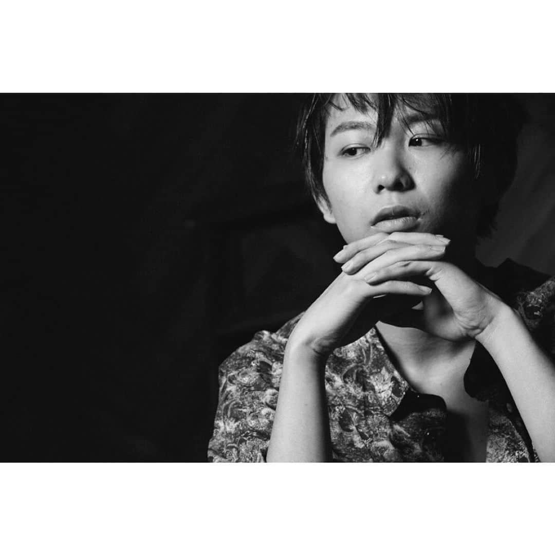 須賀健太さんのインスタグラム写真 - (須賀健太Instagram)「2018. 前に載せたモノクロ写真よりオトナになりました。  #須賀健太  #渾身の大人感 #ハードボイルド」9月2日 12時13分 - sugakenta1019