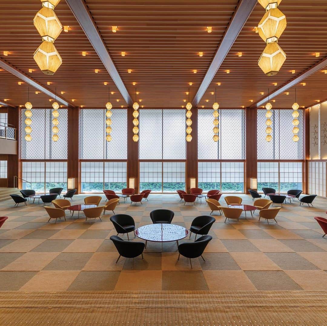 ELLE DECOR JAPANさんのインスタグラム写真 - (ELLE DECOR JAPANInstagram)「【懐かしの昭和建築はホテルで巡る！】 現代的な建築と日本が誇るもてなしの心で、歴史的な外交活動や文化交流を見守ってきた昭和のクラシックホテル。格調ある雰囲気や、空間のいたるところにちりばめられた意匠をはじめ、大切に受け継いできたものとは？ 代表的な3軒がこちら。  1ページ目は、谷口吉郎らが設計した「オークラ東京」の「オークラロビー」。  2ページ目は、高橋貞太郎が設計した「川奈ホテル」。  3ページ目は、ウィリアム・メレル・ヴォーリズが設計した「山の上ホテル」  詳しくは、最新号エル・デコと、エル・デコ オンラインにて！  #elledecor #エルデコ #elledecorjapan #建築 #デザイン #designlover #designer #designinspiration #インテリア #建築好き #建築好きな人と繋がりたい #名建築 #名建築巡り #名建築探訪 #デザイン好き #デザイン好きな人とつながりたい #建物 #建物探訪 #建物好き #東京観光 #レトロ建築 #クラシックホテル #オークラ東京 #川奈ホテル #山の上ホテル #japanesehotel」9月2日 12時05分 - elledecorjapan