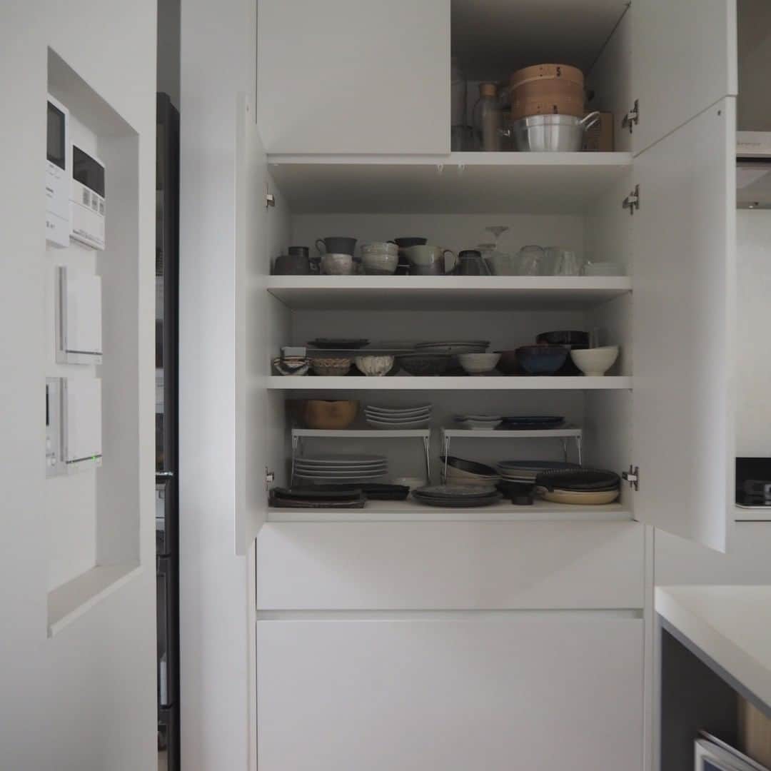 ムクリ［mukuri］さんのインスタグラム写真 - (ムクリ［mukuri］Instagram)「・ 「おうち全体を見渡せるキッチン」 キッチンに立つと、 手前にはリビング、横にはダイニング。 斜め手前にはキッズスペースとテラス、 吹き抜けからは二階の様子がうかがえる。  キッチンで過ごす時間が長いからこそ、 全体を見渡せるものにしたかった。 それだけでなく、空間に繋がりを持たせつつ くつろげる場所づくりを目指した @____s913 さん。  造作にあたり大切にされたポイントは2つ。 ・じゅうぶんな作業スペース ・キッチンらしさのないデザイン  サイズや色味、素材を丁寧に選んでいかれる様子 ぜひ参考にしてみてください♪  ------------------------------------- ●背面タイル ADVAN /メガタイルのベナートカラカタスムースタイプ（FR744301）  ●キッチン面材 キッチン側：AICA/K-6300KN 背面カウンター側：AICA/K-6304KN  ●ダイニングテーブル サイズ：200mm 素材：オークラスティック突板ウレタン塗装  ●キッチン天板 人工大理石エコプリモ（EPWH）のホワイト  ●ペンダントライト ルイスポールセン/アバーヴ -------------------------------------  ▶ご紹介した記事 https://mukuri.themedia.jp/posts/8138901 「____s913さん」のカテゴリーから記事をご覧いただけます＾＾  #キッチン #kitchen #造作キッチン #キッチン収納 #ADVAN #Miele #AICA #ルイスポールセン #ダイニング #タイル #マイホーム #house #注文住宅 #新築一戸建て #マイホーム計画 #家づくり #住まい #ハウスメーカー #シンプルインテリア #海外インテリア #北欧インテリア #interior #暮らしを楽しむ #くらしの編集 #ムクリ」9月2日 12時06分 - mukuri_official