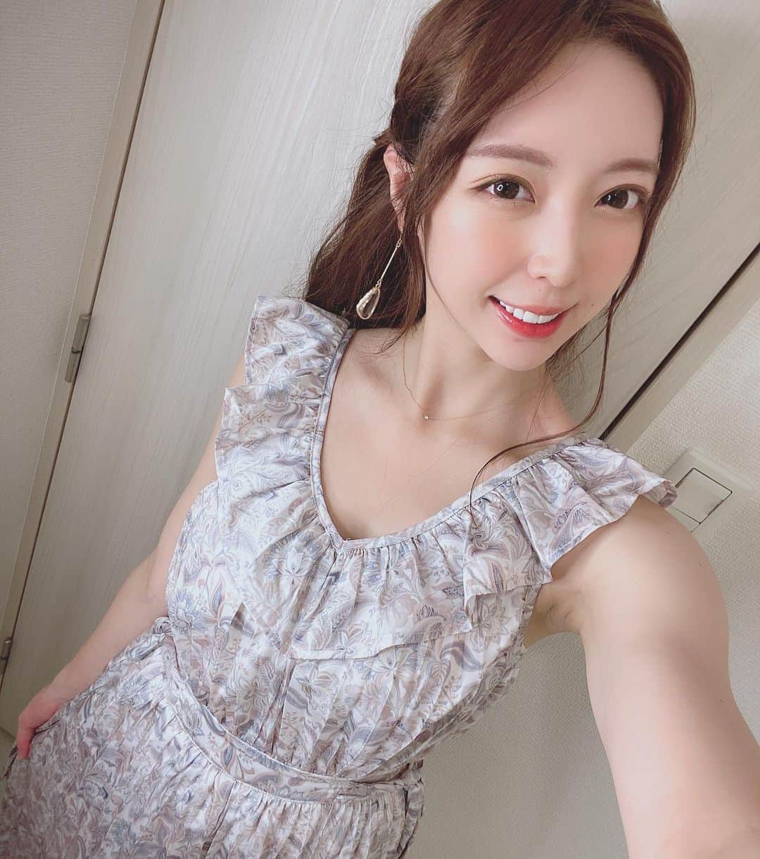 みゅうみゅうのインスタグラム：「. . . . おはようございます☀ . またまた新しいピアスをGETしました💓 . キラキラしてて可愛い🥺💕 . 可愛いし、どんなお洋服にも合わせやすいから沢山この子着けてお出掛けしよおっ♬ . . @joli.charme  こちらからお買い求め頂けます💎✨ . . #joliandchame #pierce #ピアス #アクセサリー #accessory #stone #darich #cute #sweet #beauty #fashion #code」