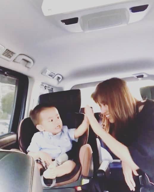 のインスタグラム：「👶 たまたま撮影が、姉の住んでるところのほうであったので、帰りに会いに☆ 姪っ子には内緒にしてたから、喜んでくれた😚😚 甥っ子は『はいっ』ってあげるのと、『いえい』がマイブームだから、グズっても、やってくれちゃうところが可愛いぃ🤣💕 しばらく会えてなかったので、久しぶりで嬉しかったなー♡ * * #甥姪#cute」