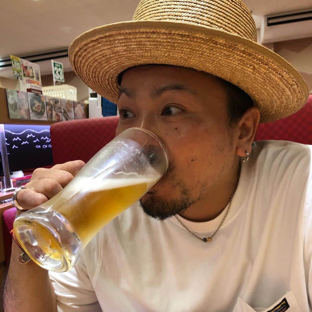 シーサーのインスタグラム：「・ ・ なんと！いつのまにか！あっという間に！ ヨンジュッサイですって〜。 おめでとうございます㊗️40。 ありがとうございます㊗️40。 ピス！」