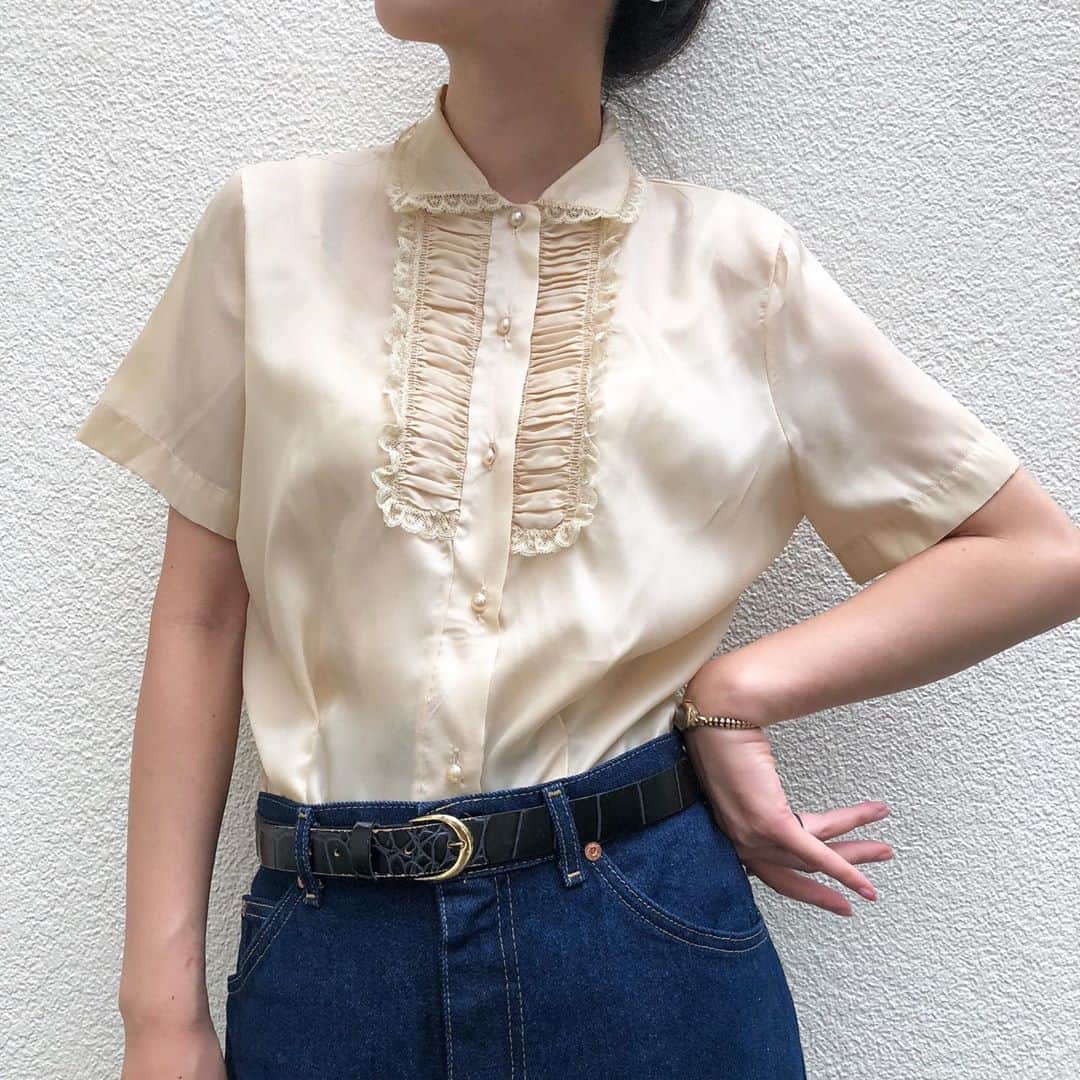 NUTTY Vintage&Collectibleのインスタグラム：「🎗NEW ARRIVAL🎗  ☑︎vtg cream lace design blouse  上品カラーのブラウスを入荷いたしました。 さらっとした着心地で、まだまだ暑い今の季節にぴったり。 カジュアルに着崩しても、 レディにスラックスやサーキュラースカートで 仕上げても素敵です💐  本日も皆様のご来店をお待ちしております🕊  💌DMからも通販承ります💌 ㅤㅤㅤㅤㅤㅤㅤㅤㅤㅤㅤㅤㅤ ------------------------------------ 🛍NUTTY通販について🛍 ------------------------------------- ＜ONLINE STORE＞ VINTAGE▶︎http://nutty.theshop.jp/ USED SELECT▶︎https://nuttyselect.official.ec/ （プロフィールページURLよりjump🕊） ㅤㅤㅤㅤㅤㅤㅤㅤㅤㅤㅤㅤㅤ ＜VIDEO CHAT SHOPPING＞ テレビ電話をお繋ぎして、リアルタイムでご案内いたします。詳細は過去の投稿をご覧ください。」