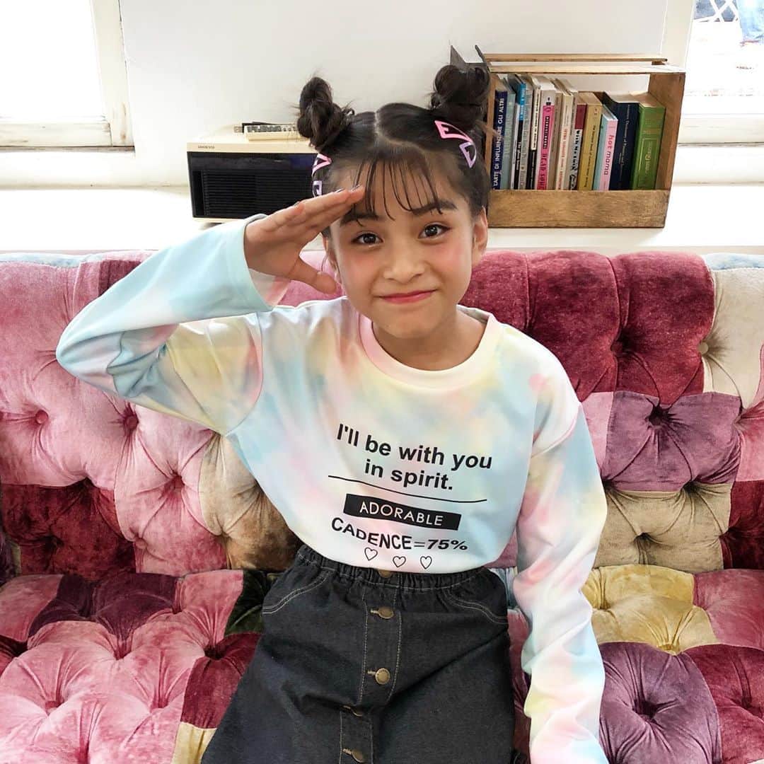ニコ☆プチのインスタグラム：「🌟🌟🌟 「このソファ欲しい〜！」と ずーっと座っていたコハナくん💗 目指せゆーちゅーばー！？  #ニコプチ #有坂心花 #プチモ」