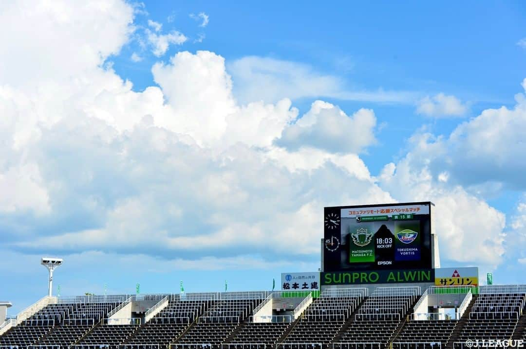 Ｊリーグさんのインスタグラム写真 - (ＪリーグInstagram)「. もくもく入道雲☁️﻿ ﻿ 9月になりましたが、暑い日が続きますね☀️ スタジアムから見える空もまだまだ夏模様📸✨ ﻿ #Ｊリーグ﻿ #jleague﻿ ﻿ #松本山雅FC #matsumotoyamaga #yamaga #サンプロアルウィン #スタジアム #stadium #🏟﻿ #空 #sky #夏空 #雲 #☁️﻿ #積乱雲 #入道雲 #夏雲 #景色 #絶景 #風景 #綺麗﻿ #美しい #beauty﻿ #ダレカニミセタイソラ﻿ #ダレカニミセタイケシキ﻿ #ダレカニミセタイフウケイ﻿ #サッカー #⚽️ #soccer #football」9月2日 12時16分 - jleaguejp