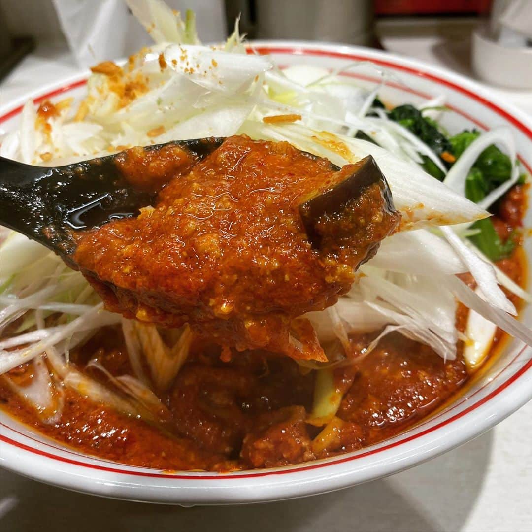 rasuさんのインスタグラム写真 - (rasuInstagram)「蒙古タンメン中本川崎店 MUSASHI辛さ5倍麺少なめ 野菜大盛り北極味玉ゆでたまごネギほうれん草  限定ｷﾀ━━━ヽ(∀ﾟ )人(ﾟ∀ﾟ)人( ﾟ∀)ノ━━━!!  北極の夏をベースに餡になったまぜそばのような一杯 餡になっているので辛さを増しても唐辛子のザラつきはなく滑らかなのが良い٩( ᐛ )و 夏ベースなのでナスやニンニクの芽等の野菜もあり食感や味もうんめっ(//´﹃｀//)  ただスープがない分味や塩分はかなり濃い目に感じるので麺好みによって量や野菜を足したりして好きな味に調整する必要があるかも🤔  正直ご飯だけで食べに行ったら個人的には濃過ぎたけどビールと一緒だったので最高のご飯兼おつまみになりました(//´﹃｀//)(//´﹃｀//)(//´﹃｀//)  #蒙古タンメン中本 #蒙古タンメン中本川崎店 #ラーメン #旨辛」9月2日 12時18分 - rashu_eat