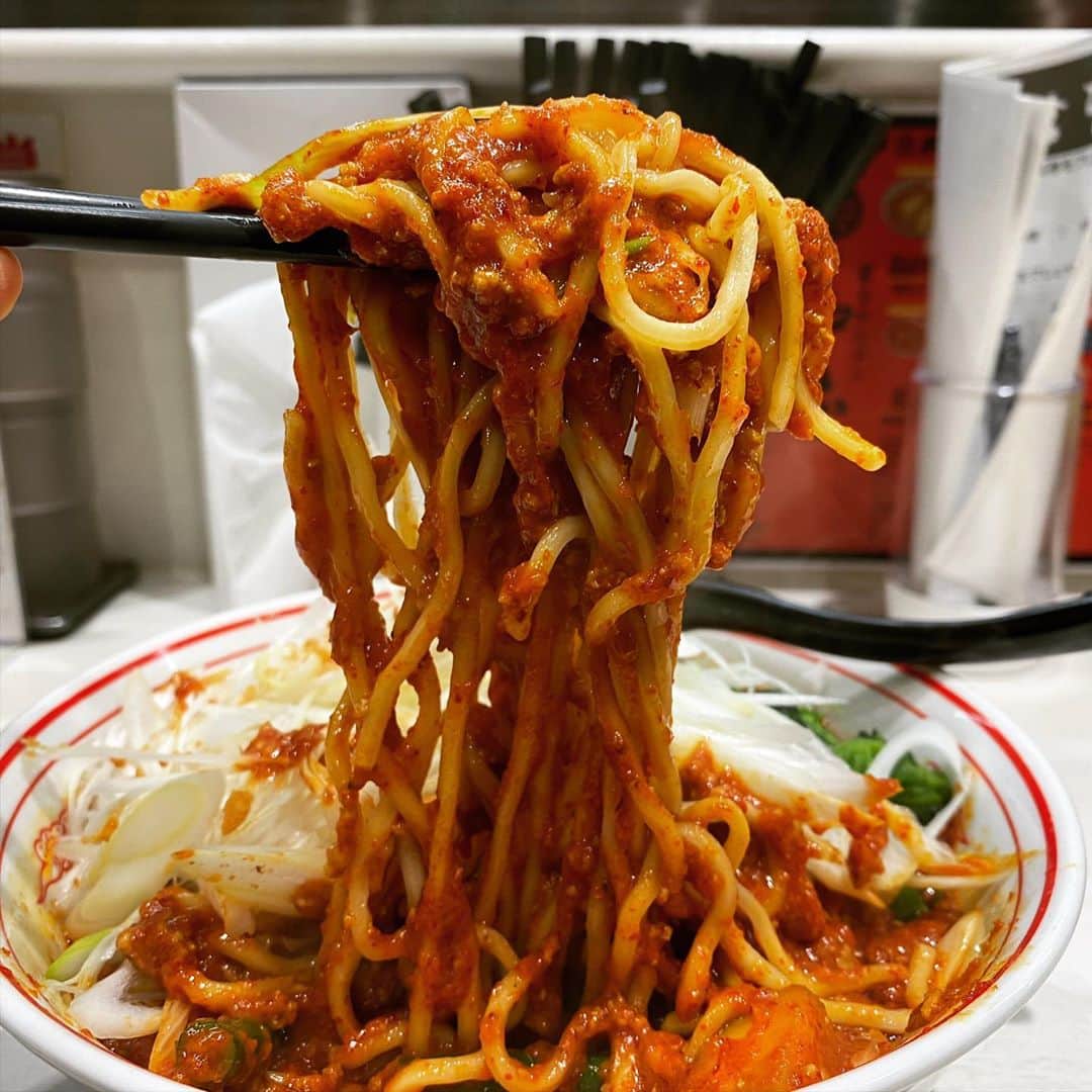 rasuさんのインスタグラム写真 - (rasuInstagram)「蒙古タンメン中本川崎店 MUSASHI辛さ5倍麺少なめ 野菜大盛り北極味玉ゆでたまごネギほうれん草  限定ｷﾀ━━━ヽ(∀ﾟ )人(ﾟ∀ﾟ)人( ﾟ∀)ノ━━━!!  北極の夏をベースに餡になったまぜそばのような一杯 餡になっているので辛さを増しても唐辛子のザラつきはなく滑らかなのが良い٩( ᐛ )و 夏ベースなのでナスやニンニクの芽等の野菜もあり食感や味もうんめっ(//´﹃｀//)  ただスープがない分味や塩分はかなり濃い目に感じるので麺好みによって量や野菜を足したりして好きな味に調整する必要があるかも🤔  正直ご飯だけで食べに行ったら個人的には濃過ぎたけどビールと一緒だったので最高のご飯兼おつまみになりました(//´﹃｀//)(//´﹃｀//)(//´﹃｀//)  #蒙古タンメン中本 #蒙古タンメン中本川崎店 #ラーメン #旨辛」9月2日 12時18分 - rashu_eat