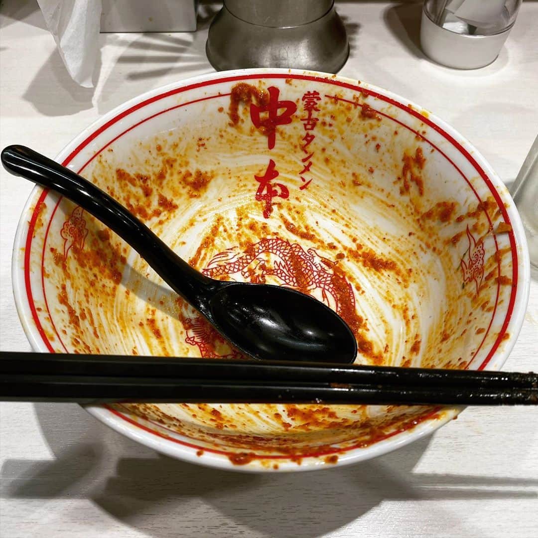 rasuさんのインスタグラム写真 - (rasuInstagram)「蒙古タンメン中本川崎店 MUSASHI辛さ5倍麺少なめ 野菜大盛り北極味玉ゆでたまごネギほうれん草  限定ｷﾀ━━━ヽ(∀ﾟ )人(ﾟ∀ﾟ)人( ﾟ∀)ノ━━━!!  北極の夏をベースに餡になったまぜそばのような一杯 餡になっているので辛さを増しても唐辛子のザラつきはなく滑らかなのが良い٩( ᐛ )و 夏ベースなのでナスやニンニクの芽等の野菜もあり食感や味もうんめっ(//´﹃｀//)  ただスープがない分味や塩分はかなり濃い目に感じるので麺好みによって量や野菜を足したりして好きな味に調整する必要があるかも🤔  正直ご飯だけで食べに行ったら個人的には濃過ぎたけどビールと一緒だったので最高のご飯兼おつまみになりました(//´﹃｀//)(//´﹃｀//)(//´﹃｀//)  #蒙古タンメン中本 #蒙古タンメン中本川崎店 #ラーメン #旨辛」9月2日 12時18分 - rashu_eat
