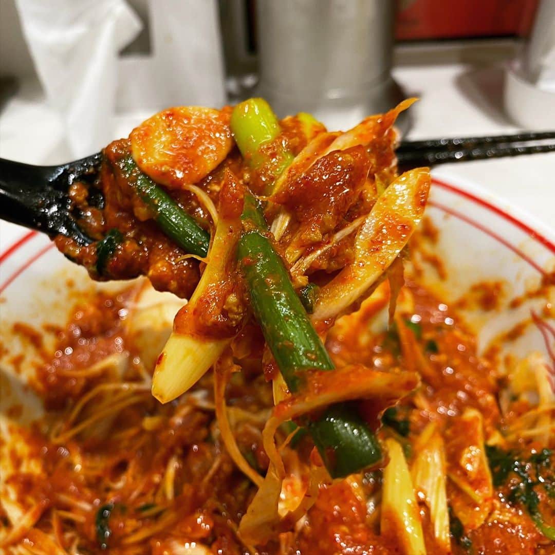 rasuさんのインスタグラム写真 - (rasuInstagram)「蒙古タンメン中本川崎店 MUSASHI辛さ5倍麺少なめ 野菜大盛り北極味玉ゆでたまごネギほうれん草  限定ｷﾀ━━━ヽ(∀ﾟ )人(ﾟ∀ﾟ)人( ﾟ∀)ノ━━━!!  北極の夏をベースに餡になったまぜそばのような一杯 餡になっているので辛さを増しても唐辛子のザラつきはなく滑らかなのが良い٩( ᐛ )و 夏ベースなのでナスやニンニクの芽等の野菜もあり食感や味もうんめっ(//´﹃｀//)  ただスープがない分味や塩分はかなり濃い目に感じるので麺好みによって量や野菜を足したりして好きな味に調整する必要があるかも🤔  正直ご飯だけで食べに行ったら個人的には濃過ぎたけどビールと一緒だったので最高のご飯兼おつまみになりました(//´﹃｀//)(//´﹃｀//)(//´﹃｀//)  #蒙古タンメン中本 #蒙古タンメン中本川崎店 #ラーメン #旨辛」9月2日 12時18分 - rashu_eat