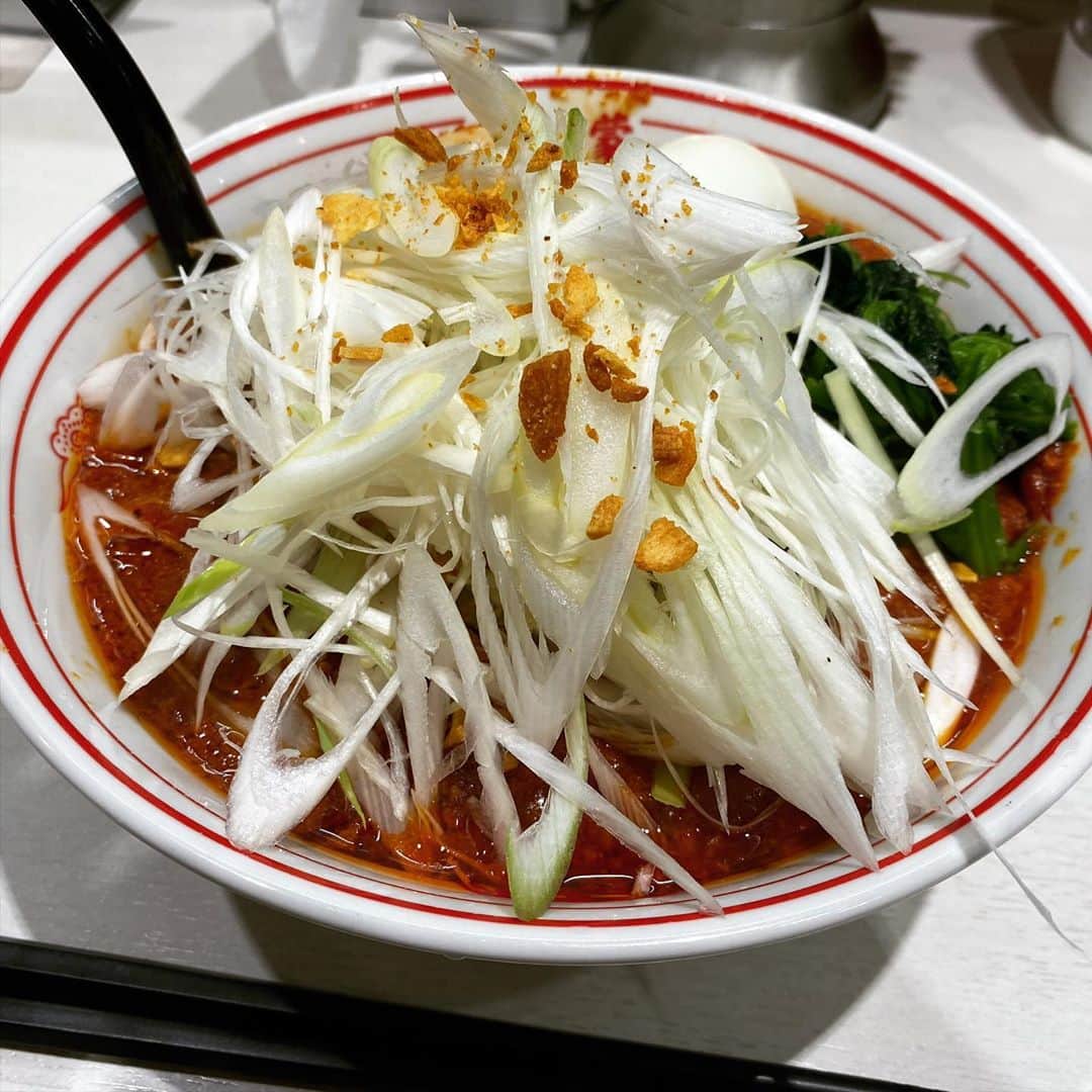 rasuさんのインスタグラム写真 - (rasuInstagram)「蒙古タンメン中本川崎店 MUSASHI辛さ5倍麺少なめ 野菜大盛り北極味玉ゆでたまごネギほうれん草  限定ｷﾀ━━━ヽ(∀ﾟ )人(ﾟ∀ﾟ)人( ﾟ∀)ノ━━━!!  北極の夏をベースに餡になったまぜそばのような一杯 餡になっているので辛さを増しても唐辛子のザラつきはなく滑らかなのが良い٩( ᐛ )و 夏ベースなのでナスやニンニクの芽等の野菜もあり食感や味もうんめっ(//´﹃｀//)  ただスープがない分味や塩分はかなり濃い目に感じるので麺好みによって量や野菜を足したりして好きな味に調整する必要があるかも🤔  正直ご飯だけで食べに行ったら個人的には濃過ぎたけどビールと一緒だったので最高のご飯兼おつまみになりました(//´﹃｀//)(//´﹃｀//)(//´﹃｀//)  #蒙古タンメン中本 #蒙古タンメン中本川崎店 #ラーメン #旨辛」9月2日 12時18分 - rashu_eat