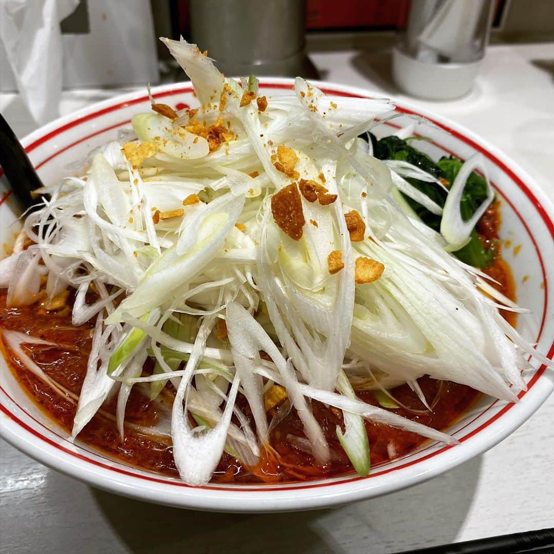 rasuさんのインスタグラム写真 - (rasuInstagram)「蒙古タンメン中本川崎店 MUSASHI辛さ5倍麺少なめ 野菜大盛り北極味玉ゆでたまごネギほうれん草  限定ｷﾀ━━━ヽ(∀ﾟ )人(ﾟ∀ﾟ)人( ﾟ∀)ノ━━━!!  北極の夏をベースに餡になったまぜそばのような一杯 餡になっているので辛さを増しても唐辛子のザラつきはなく滑らかなのが良い٩( ᐛ )و 夏ベースなのでナスやニンニクの芽等の野菜もあり食感や味もうんめっ(//´﹃｀//)  ただスープがない分味や塩分はかなり濃い目に感じるので麺好みによって量や野菜を足したりして好きな味に調整する必要があるかも🤔  正直ご飯だけで食べに行ったら個人的には濃過ぎたけどビールと一緒だったので最高のご飯兼おつまみになりました(//´﹃｀//)(//´﹃｀//)(//´﹃｀//)  #蒙古タンメン中本 #蒙古タンメン中本川崎店 #ラーメン #旨辛」9月2日 12時18分 - rashu_eat