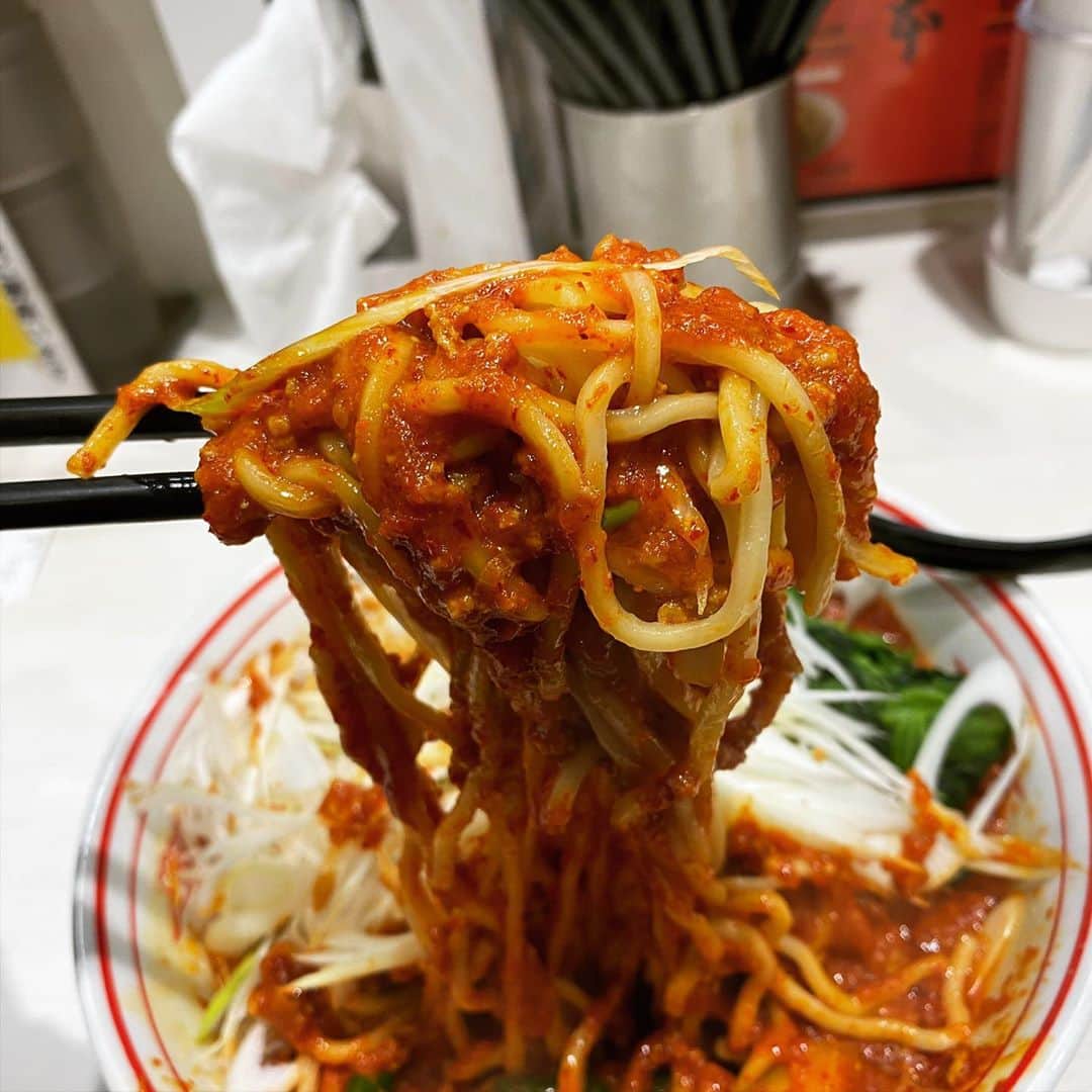 rasuさんのインスタグラム写真 - (rasuInstagram)「蒙古タンメン中本川崎店 MUSASHI辛さ5倍麺少なめ 野菜大盛り北極味玉ゆでたまごネギほうれん草  限定ｷﾀ━━━ヽ(∀ﾟ )人(ﾟ∀ﾟ)人( ﾟ∀)ノ━━━!!  北極の夏をベースに餡になったまぜそばのような一杯 餡になっているので辛さを増しても唐辛子のザラつきはなく滑らかなのが良い٩( ᐛ )و 夏ベースなのでナスやニンニクの芽等の野菜もあり食感や味もうんめっ(//´﹃｀//)  ただスープがない分味や塩分はかなり濃い目に感じるので麺好みによって量や野菜を足したりして好きな味に調整する必要があるかも🤔  正直ご飯だけで食べに行ったら個人的には濃過ぎたけどビールと一緒だったので最高のご飯兼おつまみになりました(//´﹃｀//)(//´﹃｀//)(//´﹃｀//)  #蒙古タンメン中本 #蒙古タンメン中本川崎店 #ラーメン #旨辛」9月2日 12時18分 - rashu_eat