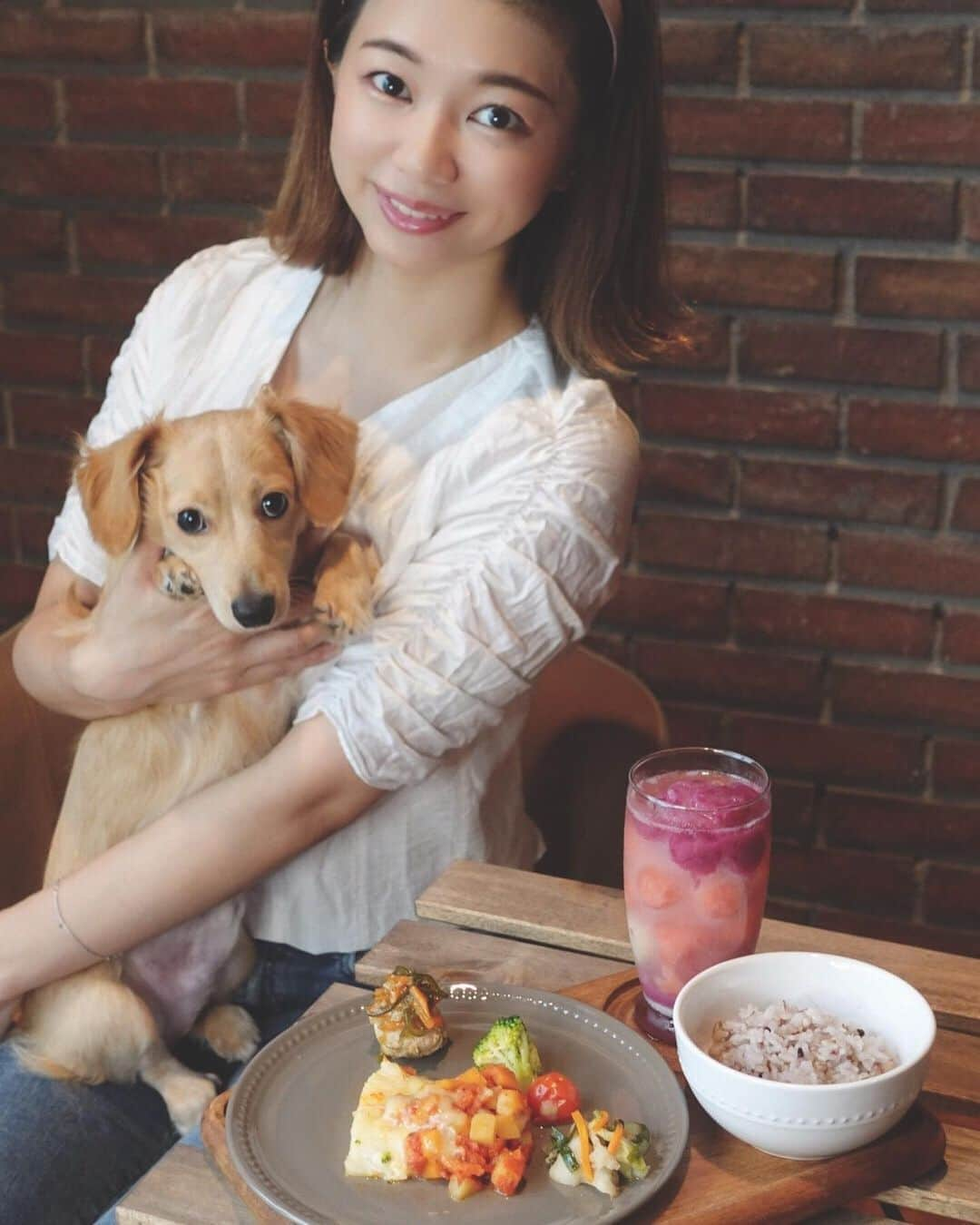 野田あず沙さんのインスタグラム写真 - (野田あず沙Instagram)「lunch🍽﻿ ﻿ ﻿ れいれ去勢手術終わって元気になったよー🥰﻿ ﻿ ﻿ 最近はバタバタしてたから…﻿ ちょっとズボラご飯🍽﻿ ﻿ ﻿ 実はこれぜーんぶ冷凍なの！﻿ @fitfood_home さんのお惣菜🍱﻿ ﻿ でも栄養満点◎﻿ 私はダイエットミールにしてみたよ☺︎﻿ ﻿ ドリンクもアイスの実とサイダーで作ったから冷凍！﻿ オール冷凍ランチ💓笑﻿ ﻿ ﻿ ﻿ ﻿ ﻿ ﻿ ﻿ ﻿ ﻿ #lunch #summer #cafe #お家カフェ  #ランチ #宅配ランチ #チワックス﻿ #tavenal #fitfoodhome #pr」9月2日 12時19分 - azuazu0429