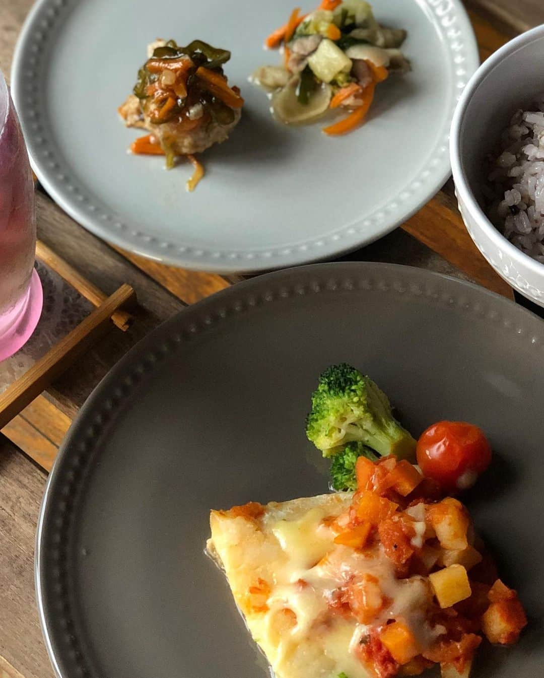 野田あず沙さんのインスタグラム写真 - (野田あず沙Instagram)「lunch🍽﻿ ﻿ ﻿ れいれ去勢手術終わって元気になったよー🥰﻿ ﻿ ﻿ 最近はバタバタしてたから…﻿ ちょっとズボラご飯🍽﻿ ﻿ ﻿ 実はこれぜーんぶ冷凍なの！﻿ @fitfood_home さんのお惣菜🍱﻿ ﻿ でも栄養満点◎﻿ 私はダイエットミールにしてみたよ☺︎﻿ ﻿ ドリンクもアイスの実とサイダーで作ったから冷凍！﻿ オール冷凍ランチ💓笑﻿ ﻿ ﻿ ﻿ ﻿ ﻿ ﻿ ﻿ ﻿ ﻿ #lunch #summer #cafe #お家カフェ  #ランチ #宅配ランチ #チワックス﻿ #tavenal #fitfoodhome #pr」9月2日 12時19分 - azuazu0429