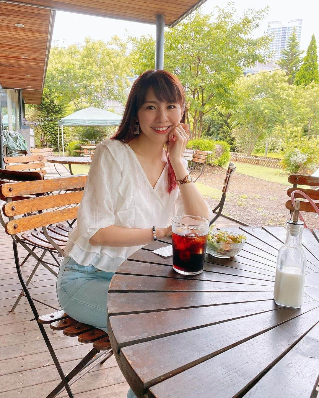 真坂美帆さんのインスタグラム写真 - (真坂美帆Instagram)「⋆❁.* ・ カフェめぐり…♡ ・ 豊洲駅からご紹介するカフェ、その②CAFE;HAUSには テラス席と…♪ わたしの後ろの方にある敷地ではバーベキューを楽しんでいる方々がいました🍖🌽🍄🔥✨ ・ CAFE:HAUS (カフェハウス) @cafehaustoyosu  営業時間 11:30～23:00  ランチ 平日11:30～15:00  定休日なし ・　 ・ なかなか遠出はできないけど…😢 なんてこともあるけど ここでなら家族でも楽しめそうです(*^^*) ・ Tops: @lerevevaniller  Bottoms: @theory_jp  ・ ・ #cafe #café #cafehaus #ootd #カフェ #カフェハウス #カフェ巡り #カフェめぐり #カフェ好き #カフェ好きな人と繋がりたい #東京カフェ #豊洲カフェ #癒しカフェ #テラス席 #bbq #バーベキュー #みどり #グリーンカフェ #コーデ #フェミニンコーデ #カジュアルコーデ」9月2日 12時20分 - miho.sakurazaka_mii