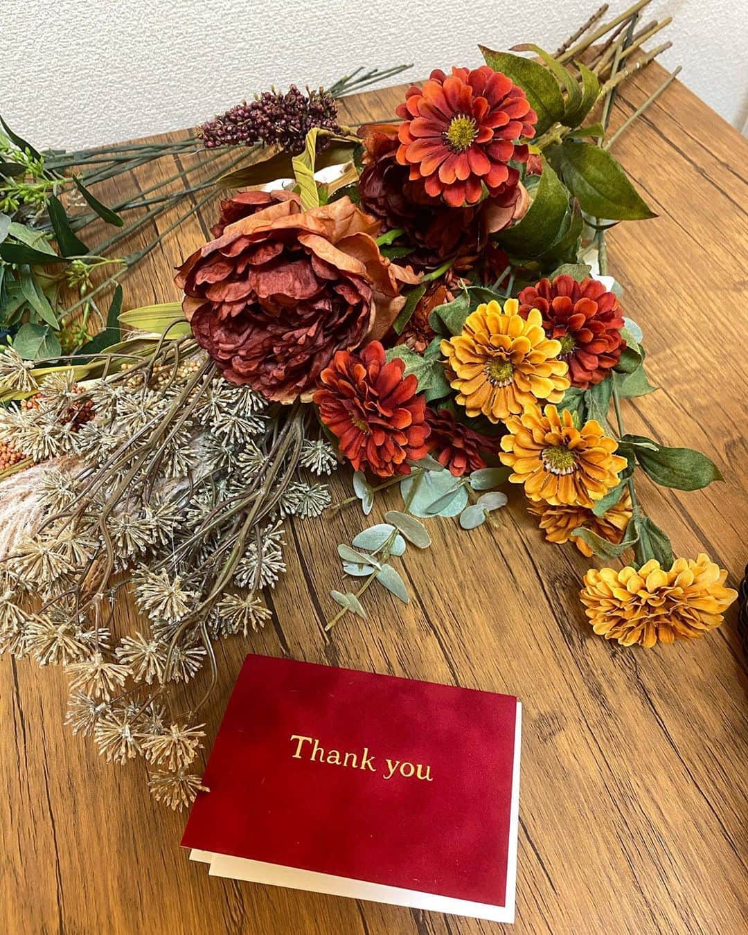 平木愛美のインスタグラム：「September🍂🍠🍇  結婚のご報告をして、お仕事もひとつ新たなとあるワクワクへと向けて動きがスタートしていて、 なんだか色んな始まりの2020秋。  踏み出すことは色々とわからないことももちろんたくさんなのですが "なんとかなる！！！" とひとまず一歩一歩進んでみたり、そんな中で出会いや周りに恵まれながら、 歩き始めております💐  "初心や感謝"を大切に、前進していきたいなぁ。 そのあたりは父の言葉☺︎  水曜日、週の真ん中ふぁいとです💫  thank you ふと、気持ちが溢れる時、お手紙を書いて伝えるの、好きです。  そして貰うのもやっぱり、とっても嬉しい。  感慨深く、おおきく心の動く、濃い年だなぁ。  #manaminflowers」