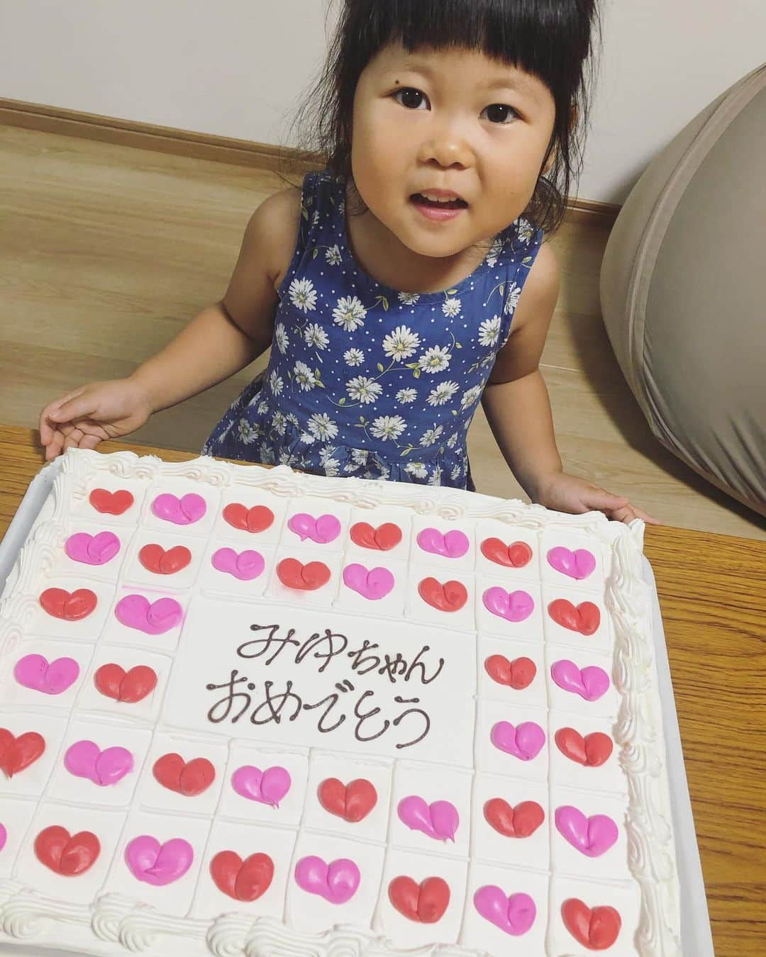 ぽるぽるちゃんさんのインスタグラム写真 - (ぽるぽるちゃんInstagram)「4歳おめでとう🎊  よく遊んでよく食べてよく食べて 大きくなって父ちゃん感激です。  土日にパーティします🙋‍♂️  #4歳誕生日 #コストコケーキ #3/4冷凍庫へ #残りはママが食べます #ぽる」9月2日 12時24分 - poruporuchan