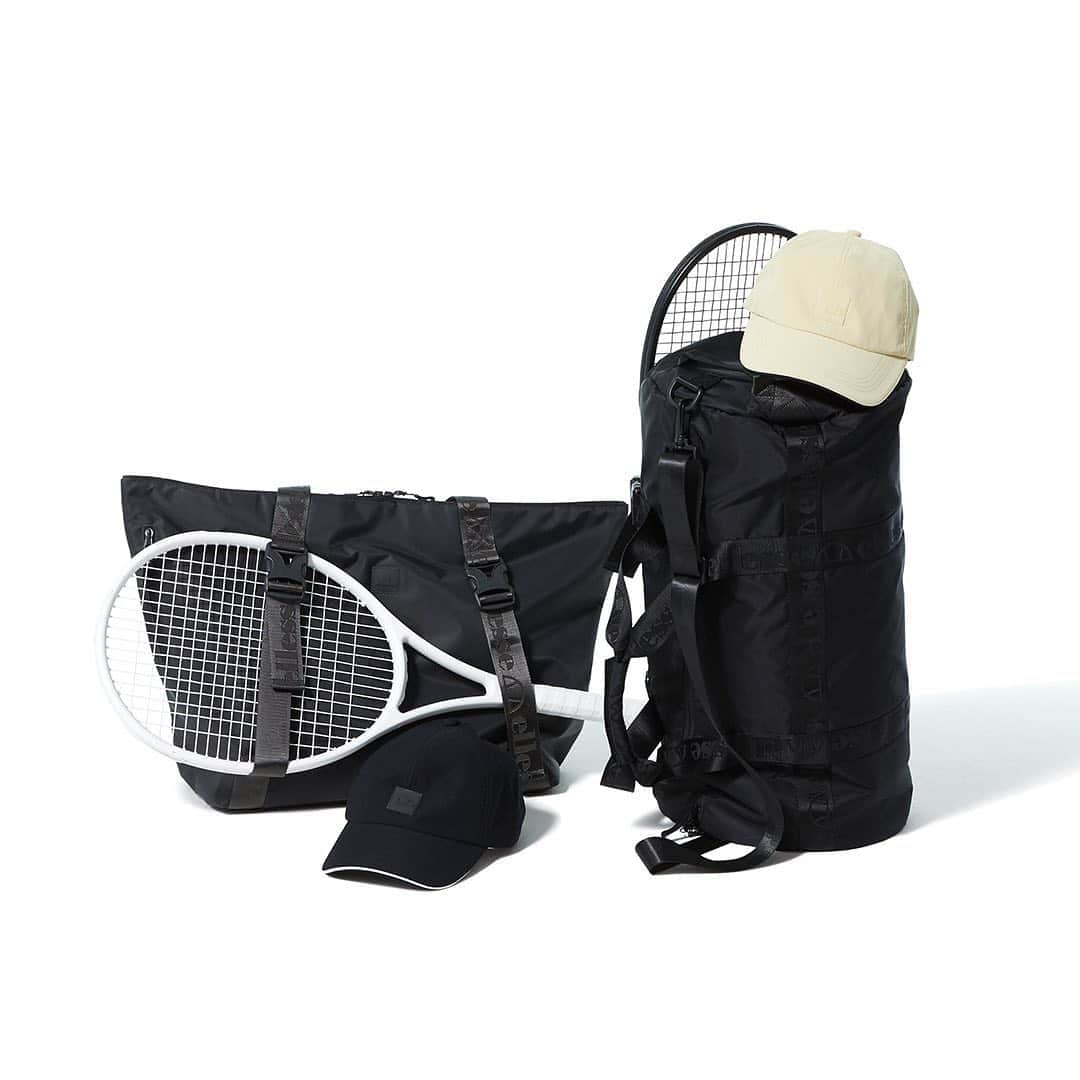 のインスタグラム：「Items｜*TENNIS 2020 FALL & WINTER* ラケットを収納することができるドラムバッグとトートバッグ。大容量かつ収納ポケットもたくさん付いているので、普段使いや旅行にも対応可能なアイテムです。 ... Tennis Racket Drum bag [EAE60303] ¥13,200 Tennis Racket Tote [EAE60302] ¥13,200 Fit Cap [EAC10300] ¥4,400 … #ellesse #エレッセ」