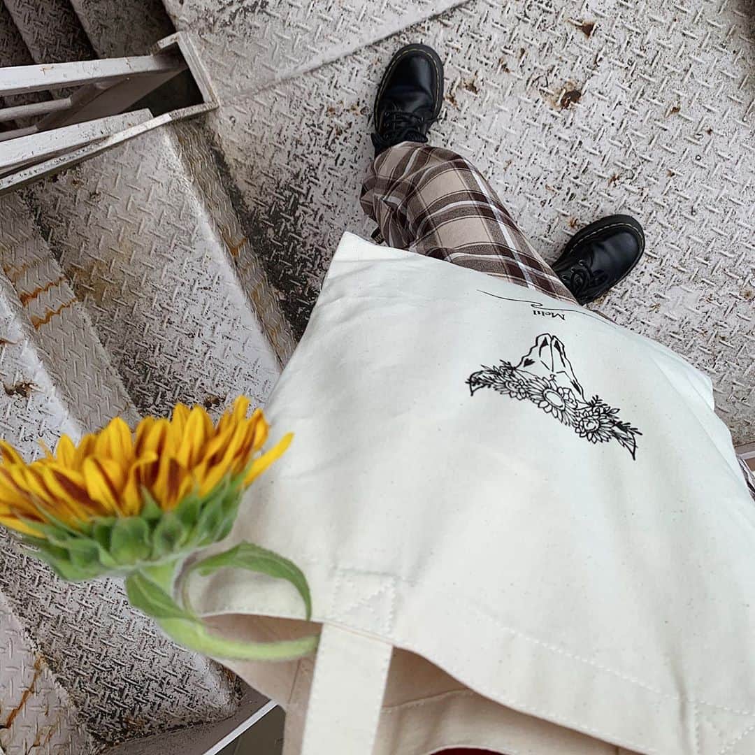 marinmatsuzakiのインスタグラム：「Melilも今年で4周年を迎え、﻿ 5年目になりました👼✨﻿ ﻿ 日々大好きなスタッフやお客様に囲まれて﻿ 幸せに楽しく過ごせてることがどんなにありがたい事かと﻿ 年数を重ねるたびに実感します😢✨💓﻿ ﻿ 5年目もこの先のどんな時も ﻿ 初心を大切に毎日にありがとうを感じてスタッフやお客様とこれからのMelilを作っていけたらなと思います🦋﻿ ﻿ @melil__」