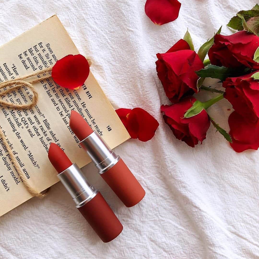 M∙A∙C Cosmetics Japanのインスタグラム：「「パウダーキス リップスティック」から人気の2色が限定パッケージで登場💄 #MACパウダーキス #MACPowderKiss  心地よいパウダリーテクスチャーで、霧がかったようなミスティマットな口もとに✨ ㅤ ☑︎パウダーキス リップスティック 限定パッケージ 全2色（デボーテッド トゥ チリ／マル イット オーバー）  ㅤ *8月9日(日) HANKYU BEAUTY ONLINE阪急百貨店公式コスメ通販 先行発売 *8月10日(月) 阪急うめだ本店、西宮阪急、神戸阪急、博多阪急 店舗限定発売 *9月1日(火) M·A·C 公式オンライン ショップ、M·A·C公式ショップ 楽天市場店 発売  ㅤ #MACCosmeticsJapan #MACCosmetics #MAC #MACコスメ #マックコスメ #コスメ#コスメ紹介#コスメ好き#コスメレポ #化粧品 #デパコス #コスメ部 #コスメマニア #メイク好き#メイク道具#美容大好き#美容好き#メイクプロセス#トレンドメイク#夏メイク#メイクテク #MACリップ#リップ#リップメイク#リップスティック#リップケア#ボリューム#ぷっくり」