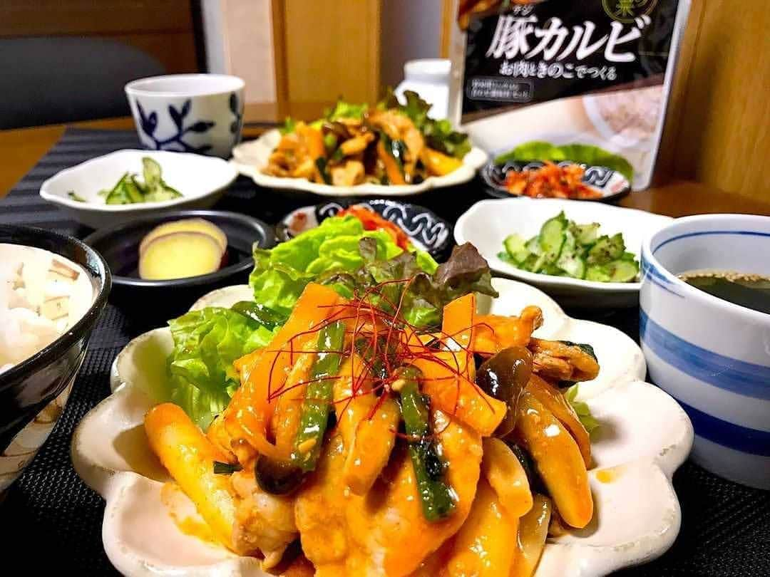 韓の食菜さんのインスタグラム写真 - (韓の食菜Instagram)「@aki_3sonsmam さんが「韓の食菜 豚カルビ」で作ったベジおかずを投稿してくださいました。 お子さまにも喜んでいただけてとてもうれしいです♪ . #モランボン @moranbong_official #韓の食菜#豚カルビ#テジカルビ @hannoshokusai ------------------------  #Repost @aki_3sonsmam ・・・ 2020. 4.22.Wed #おうちごはん ❁︎豚カルビ ❁︎胡瓜のゆかり和え ❁︎さつま芋の甘煮 ❁︎白菜キムチ ❁︎ワカメスープ ❁︎もち麦入りご飯 ・ ・ ・ ‧˚₊*̥おはようございます(''-''*)♪︎‧˚₊*̥ ・ 先日おひるごはん🍚 ・ フーディテーブル様より【モランボン #韓の食菜 】をモニタープレゼントして頂きました ・ 今回は #豚カルビ を🐖 ・ 材料用意してから10分もあれぼ完成するから、腹ぺこ達を待たせる時間もほぼ無し✌🏻 ・ ピリ辛でキノコが苦手な子もペロッと食べれて、ご飯もススム(〃)´艸｀)♪ ・ 美味しく頂きました💕ご馳走様でした🙏 ・ ・ ・ モランボン×フーディテーブルのコラボ広告企画に参加しています ・ ・ ・ フォローして下さっている方、いいねやコメントを下さった方、お立ち寄り下さった皆様、ありがとうございます (୨୧•͈ᴗ•͈)◞︎ᵗʱᵃᵑᵏઽ*♡︎ ・ ・ ・ #素敵な1日になりますように❣️」9月2日 12時38分 - hannoshokusai