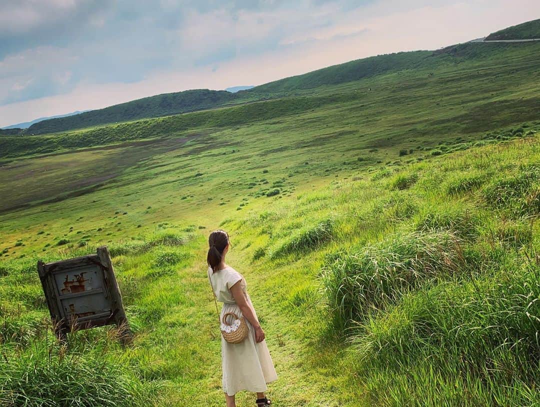 上杉あずさのインスタグラム：「. この大草原を見ると 草原のペガサス〜 と地上の星を唄いたくなるわね🌱🌱🌱 #なんか服装が卑弥呼さまみたい #すみません凡人です #恐縮です #grassland #prairie #Savannah #mountain #nature #hugenaturals #🌱 #🌳」