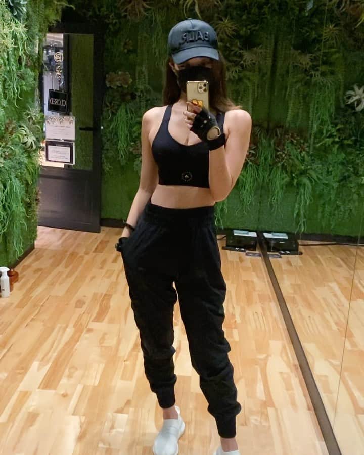 のインスタグラム：「Black🖤 The new training wear motivate me!! But I may have made the wrong size... I shouldn't run today😂 Recently, I was focus on only my butt. So today I will train my arms and back. I'll also change cardio from 45 minutes to 30 minutes to prevent muscle breakdown. Enjoy the change and work hard today❤️ . . 最近ジムウェア新調したの🖤 新しいウェアってトレーニングのモチベーション 上がっちゃう😘 最近育尻にばっかり夢中だったから 今日は背中と腕メインで。 筋肉の分解防ぐために有酸素の時間も 45分→30分に変えてみるよ👍 今日も楽しむぞー❤️ . . #motivation #workoutmotivation #fitspo #gymmotivation #gymgirl #gymday #trainingday #trainingmotivation #trainingplan #trainingmask #trainingwear #getfit #fitnessgirl #fitnessmotivation #fitnesswear #adidas #stellamccartney #balr #adidastokyo #ジム #ジム女子 #トレーニング」