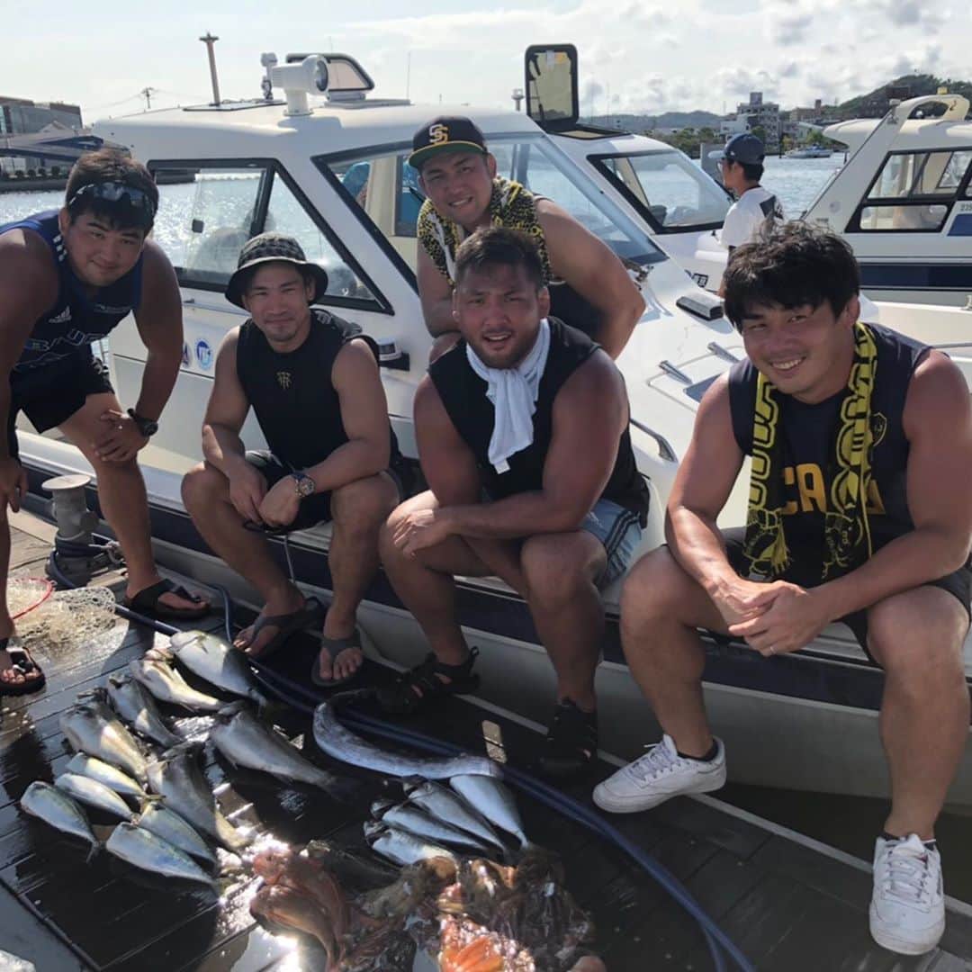 中村亮土さんのインスタグラム写真 - (中村亮土Instagram)「ワラサ釣ったどー！ もっと大きいの釣りたい。 欲が止まらない！  自然の恵みをしっかり捌いていただきました。  @ryosuke03rugby 船長 ありがとう！  #釣り#fishing #ワラサ」9月2日 12時34分 - bd_ryoto