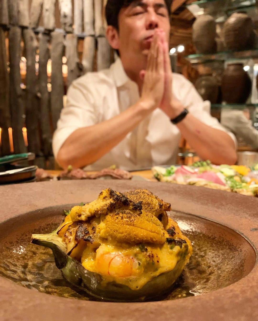 山中崇史さんのインスタグラム写真 - (山中崇史Instagram)「長らく外食を控えておりましたが、先日結婚記念日でしたので妻と日比谷公園前、日生劇場下の #春秋ツギハギ  という名のレストランへ行ってきました。落ち着いた素敵なお店で、お造りや和牛の握り寿司、丸茄子にアボカドや海老を詰めて焼き上げ、雲丹を合わせたグラタンなど、どれも大変美味しくて大満足。お酒も多様に揃えているようで食事に合わせて楽しみました。こういうの本当に久しぶりでちょっと酔いました😅 美味しい食事とお酒、そしてこの大変な時期にもかかわらず、明るくスマートなスタッフのもてなしに感謝いたします。 ✒︎ランチやテイクアウトもやっているようです✨ #日比谷  #レストラン  #春秋ツギハギ  #山中崇史」9月2日 12時34分 - yamanaka_takac