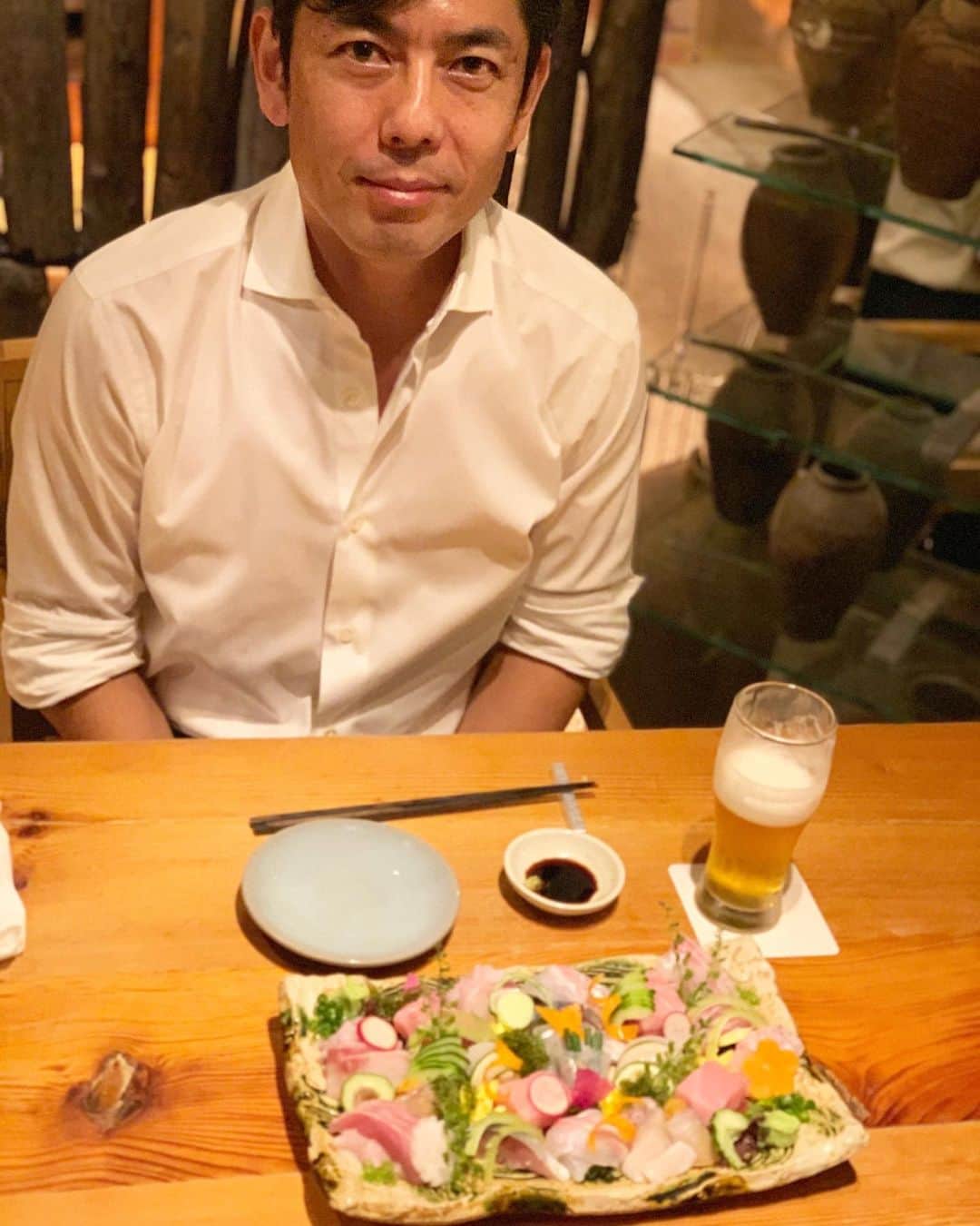 山中崇史さんのインスタグラム写真 - (山中崇史Instagram)「長らく外食を控えておりましたが、先日結婚記念日でしたので妻と日比谷公園前、日生劇場下の #春秋ツギハギ  という名のレストランへ行ってきました。落ち着いた素敵なお店で、お造りや和牛の握り寿司、丸茄子にアボカドや海老を詰めて焼き上げ、雲丹を合わせたグラタンなど、どれも大変美味しくて大満足。お酒も多様に揃えているようで食事に合わせて楽しみました。こういうの本当に久しぶりでちょっと酔いました😅 美味しい食事とお酒、そしてこの大変な時期にもかかわらず、明るくスマートなスタッフのもてなしに感謝いたします。 ✒︎ランチやテイクアウトもやっているようです✨ #日比谷  #レストラン  #春秋ツギハギ  #山中崇史」9月2日 12時34分 - yamanaka_takac