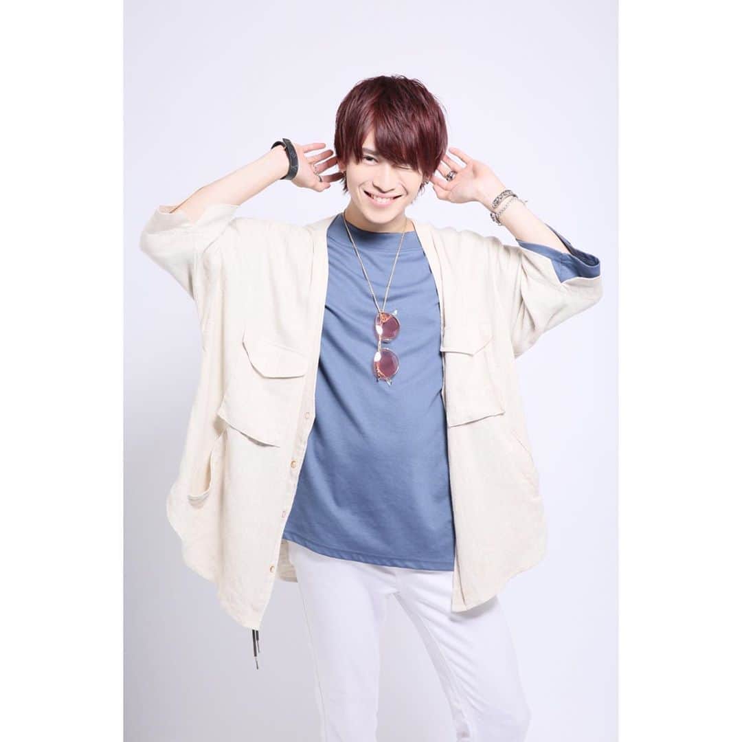 岡田鷹斗のインスタグラム：「New アー写✨ ・ ・ ・ 爽やか〜✨  #NEVAGIVEUP #アイドル　#new #アー写　#イケメン　#顔が良い #ウィンク」