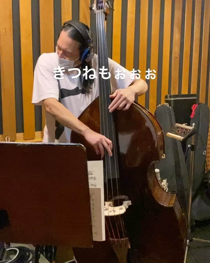 横沢ローラのインスタグラム：「砂ばんさまチョイ歌ってくれるの図。#オノマトペル #新曲　#砂パンさん #哲学の木 #と言う曲です」