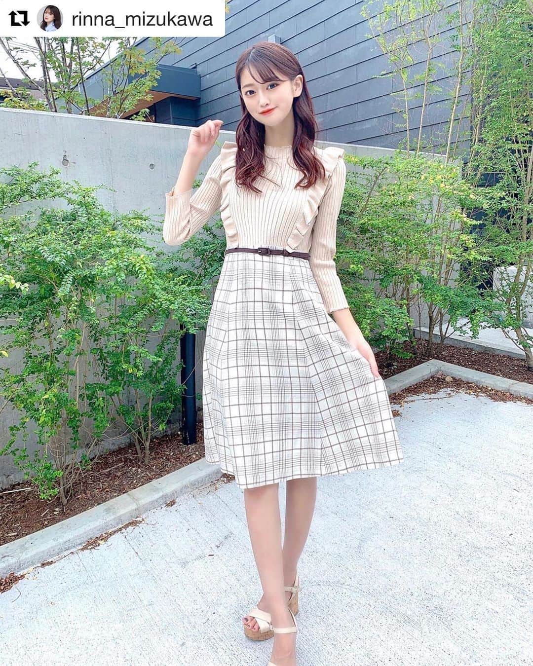 のインスタグラム：「Collaboration One-piece🎀🎀🎀  ・・・  #Repost @rinna_mizukawa with @get_repost ・・・ LAISSE PASSE(@laisse_passe )さんとの第3弾コラボ企画♡ ． ． チェックドッキングワンピースが完成⑅  ． price：¥28.000＋税 color：アイボリー,グレイッシュピンク size：36,38 ． サイズ36を着用しています！ 160cmの私が着るとちょうど膝丈でした✨ ． ． こだわりポイント◎ ． ✴︎柔らかいリブニットの素材で着心地がとても良いです♡首元もプチハイネックでつまりすぎない𖧧 ． ✴︎スカートはレッセパッセのオリジナルチェック柄を使用しています！動くときれいに広がるフレアースカートになってます。 ． ✴︎7分丈で手首がすっきり見えるデザインに☺︎ ． ✴︎茶色の細ベルトでスタイルアップ♡ ． ． アイボリーはワントーンカラーになっていて スカートにはよく見ると水色のラインが𓈒𓏸 かわいすぎる(•Θ•)♡ ． 涼しくなってきたら早く着たいな~🍂✨ ． ． #レッセパッセ#laissepasse#秋ワンピース#ワンピース#秋服#秋コーデ#チェックスカート#チェックワンピース#秋ワンピース#ワントーンコーデ#リブニット#olコーデ#きれいめコーデ#上品コーデ#ドッキングワンピース#デートコーデ#秋ワンピ」