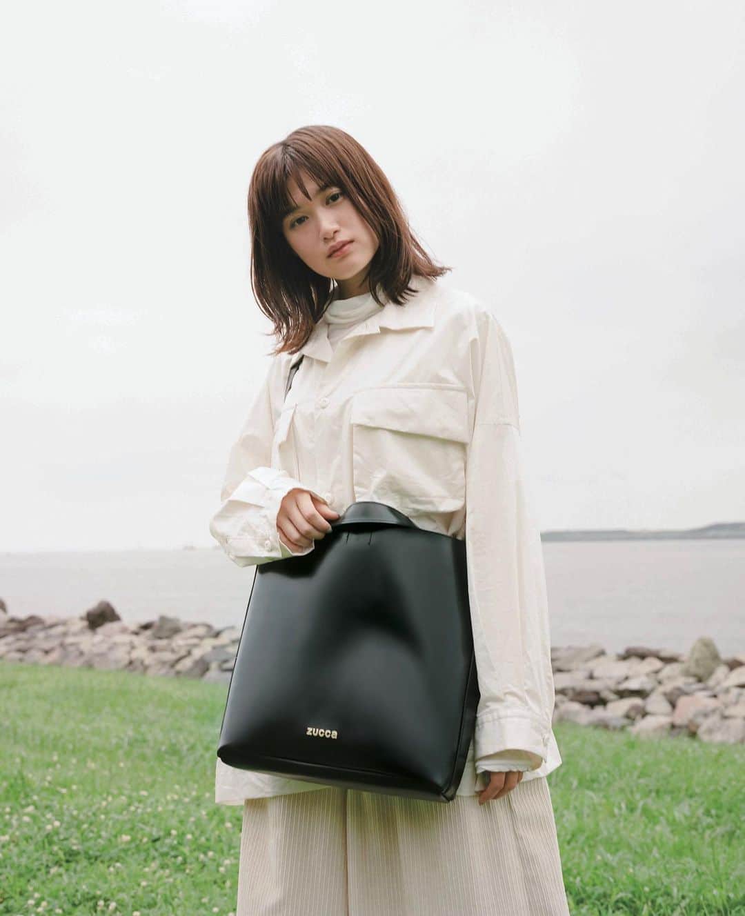 のインスタグラム：「… E-MOOK ZUCCa 2020-2021：OPEN MY EYES  ZUCCaの最新ブランドムックが発売中！今号は「OPEN MY EYES」をテーマに掲げ、俳優、モデル、音楽家、ダンサー、クリエイターなど、17人の表現者たちの「パーソナル」にフォーカス。秋冬新作を着こなしたインタビューや、ZUCCaの服を題材にしたアートピースや短歌など、アートブックのような仕上がりに！さあ、目を開けて。自分にとって本当に大事なものを選ぶとき！スペシャルアイテムは、ガラスレザー風のツヤ感が美しい、レザー調2WAYショルダーバッグ。斜め掛けだけではなく、手提げでも持てるようハンドル付き。ミニマルなフォルムにゴールドの箔押しロゴが入った高級感あるデザインで、日常にもシックなスタイルにも合わせやすく、さまざまなシーンで活躍します。全国のZUCCa、CABANE de ZUCCa、HUMOR SHOPおよびECサイトにてぜひチェックを。  モトーラ世理奈／若葉竜也／井桁弘恵／藤原季節／石田夢実／琉花／ヤビクエンリケユウジ／水川かたまり／Kotsu／花梨／伊藤 紺／吉開菜央／降矢 聡／haru.／HONGAMA／岡崎圭吾／柴田聡子／小西桜子  発売：2020年9月1日（火） 価格：2300円＋税 付録：2WAYショルダーバッグ（ヨコ36cm タテ32cm マチ10cm） 仕様：B4変形判（大型本）  @multimedia_tkj @zucca_tokyo  #emook #mook #zucca#openmyeyes #autumn #winter#2020 #2021  #aw20 #tokyo #japan#fashion #ootd #宝島社 #ブランドムック #ムック #ズッカ #ズッカトウキョウ」