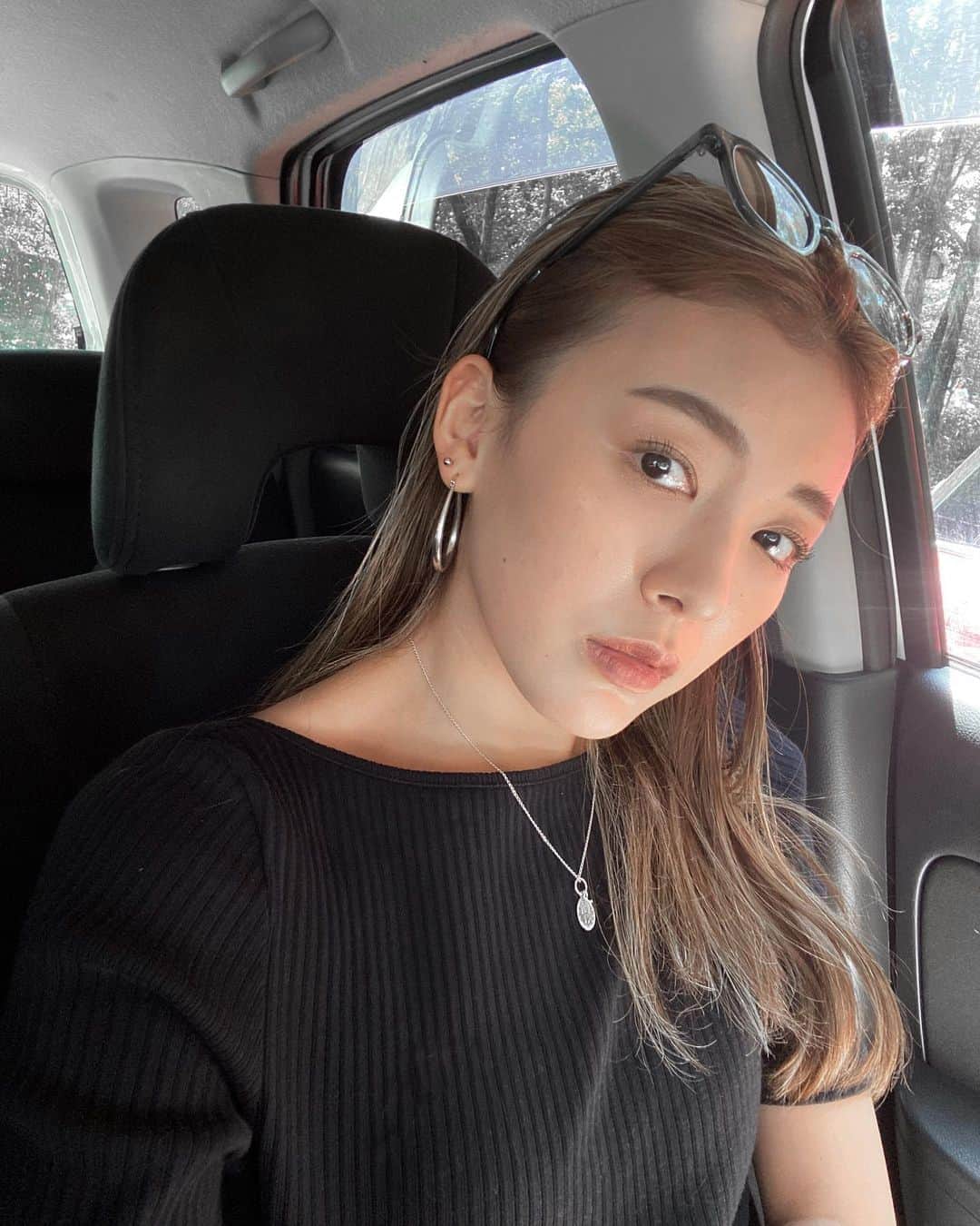 のインスタグラム：「. . 眉毛にマツパにヘアカラー美容針 万全に整えられた日だからウキウキ💞 かおはウキウキした感じ出てないのがミス🤪」
