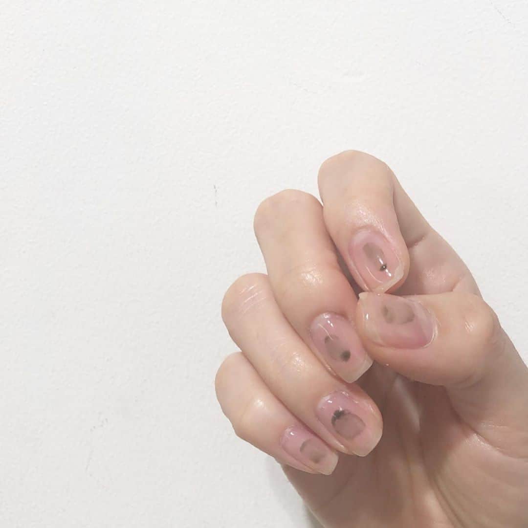 関根祥子のインスタグラム：「シミネイル。  滲みじゃなくてシミ。  シンプルなのに存在感。  #mojonail #nails」