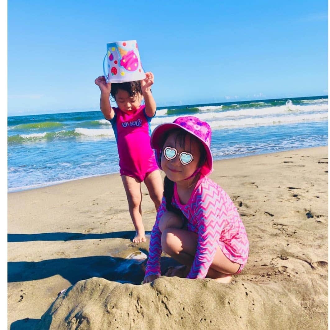 蛯原英里さんのインスタグラム写真 - (蛯原英里Instagram)「２学期が始まりました！ 夏休み最後の週末は娘のリクエストでまたまた海へ遊びに行きました🌊 今年は何回来たんだろう？ かむちゃんもご機嫌♪ ピンクの水着は以前、娘が着ていた物で 懐かし〜い！ 海遊びは準備も後片付けも大変だけど 姉弟が仲良く遊んでいる姿を見れれば、そんな大変さも気にならない♡ ずっと２人で遊んでくれていました😊 唯一気になるのは私の日焼けぐらいです（笑）  #夏休み #summervacation #pink #swimwear #2学期スタート #海遊び #大好き」9月2日 13時13分 - eriebihara